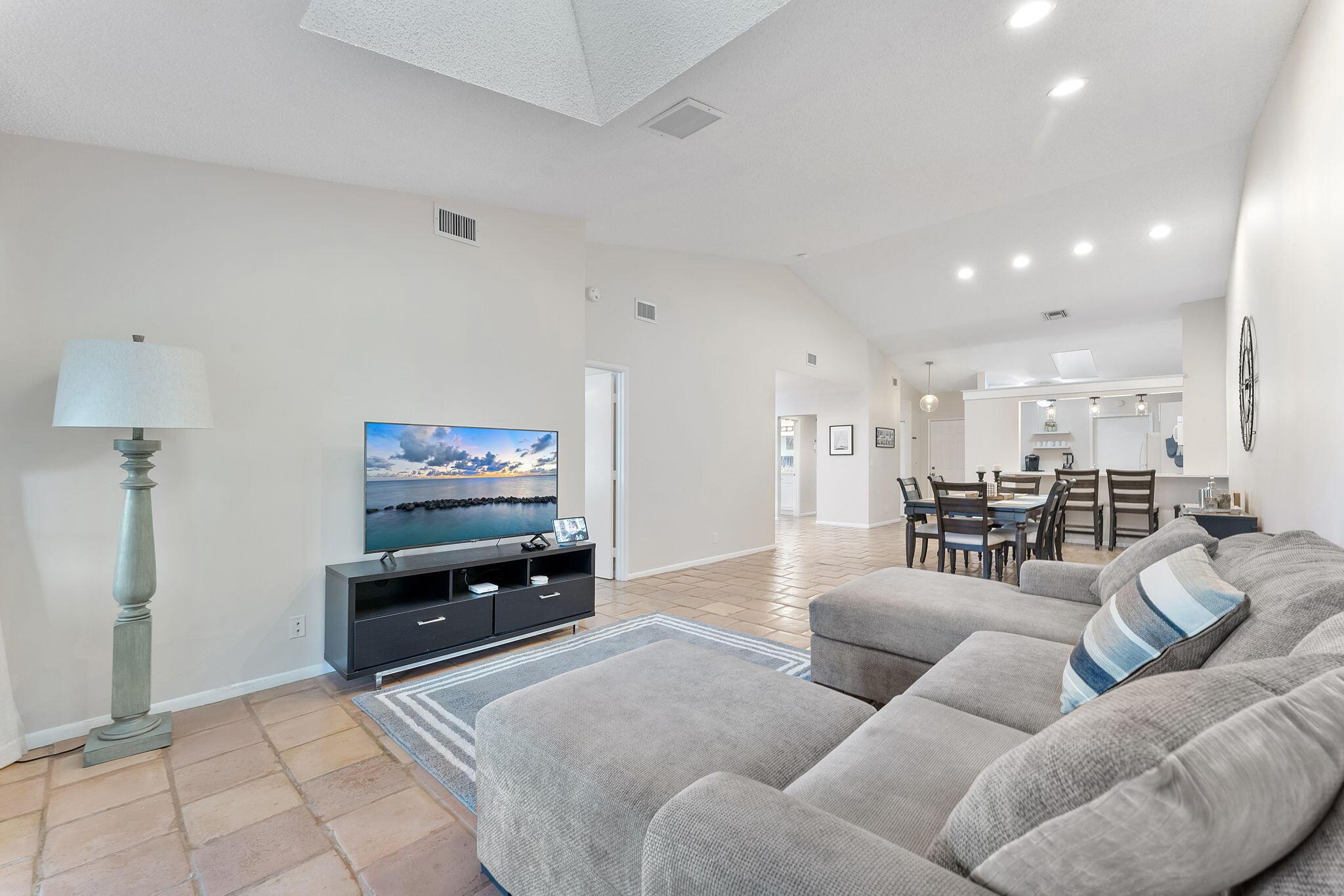 5861 Sunswept Lane B, Boynton Beach, FL 33437, Boynton Beach - Photo 2