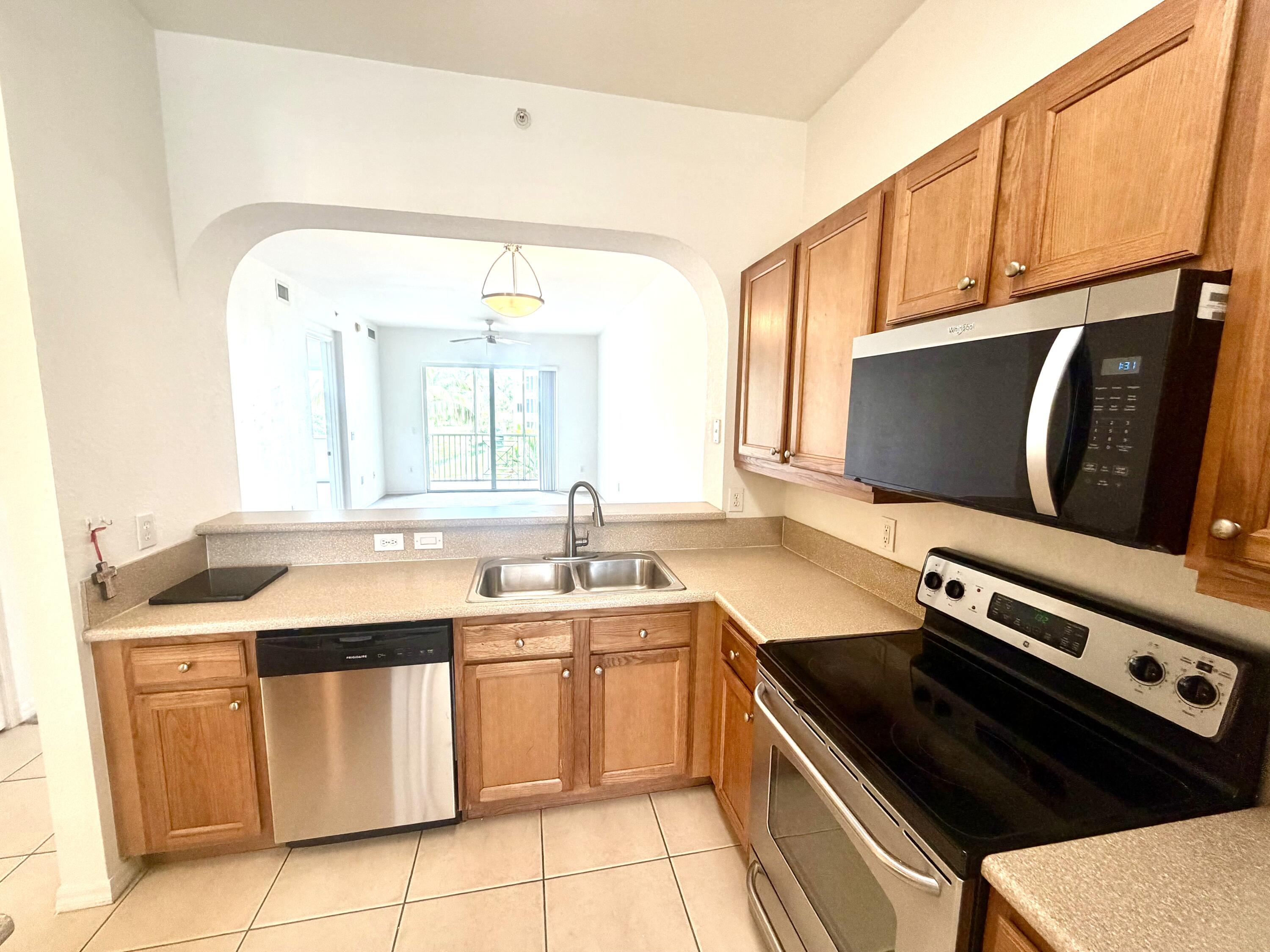3600 Oaks Clubhouse Drive 309, Pompano Beach, FL 33069, Pompano Beach - Photo 4