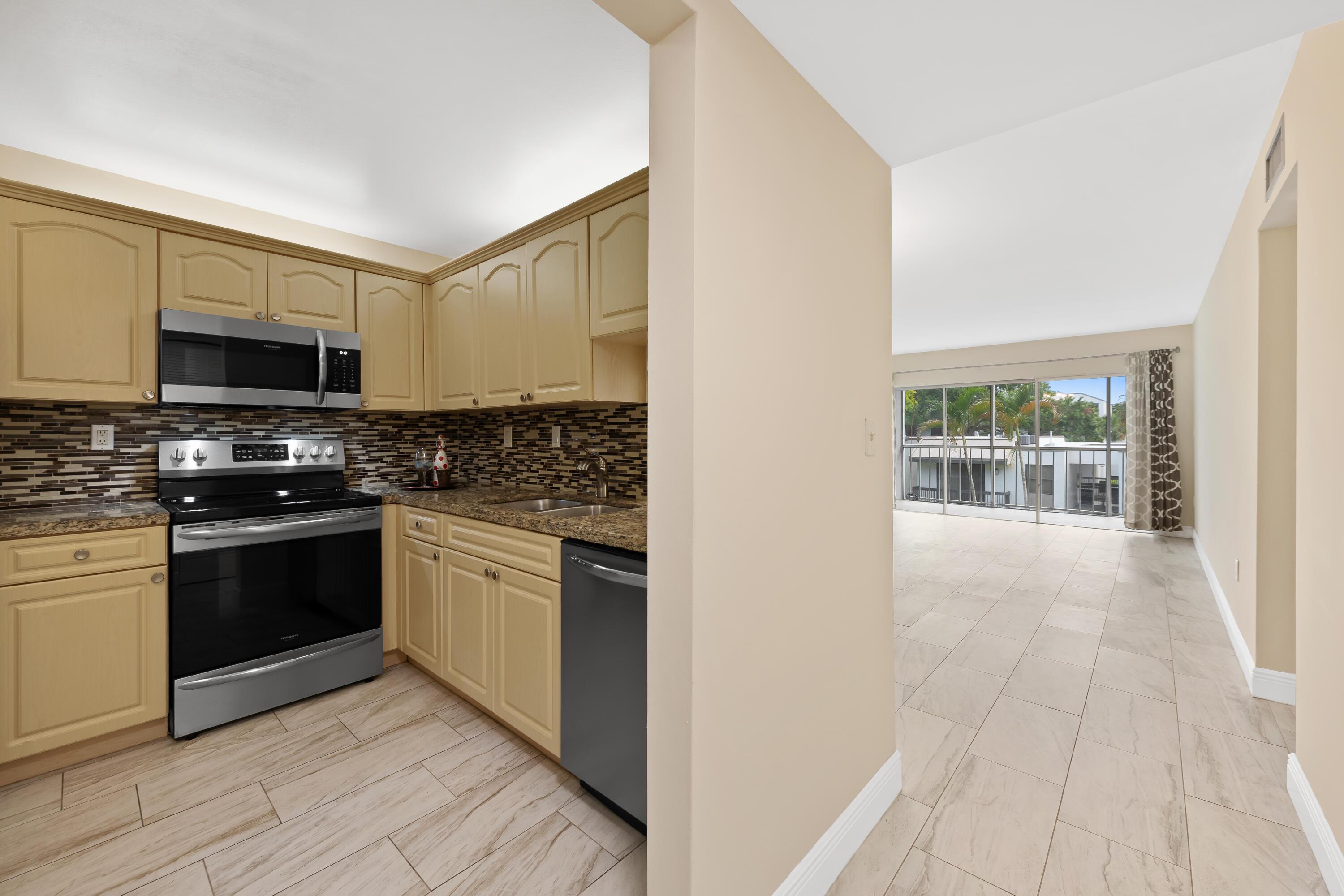 483 N Pine Island Road C304, Plantation, FL 33324, Plantation - Photo 3