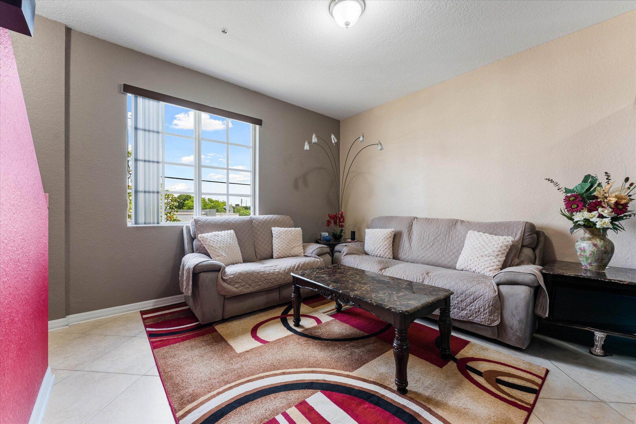 131 NW 2nd Avenue 3, Hallandale, FL 33009, Hallandale - Photo 3