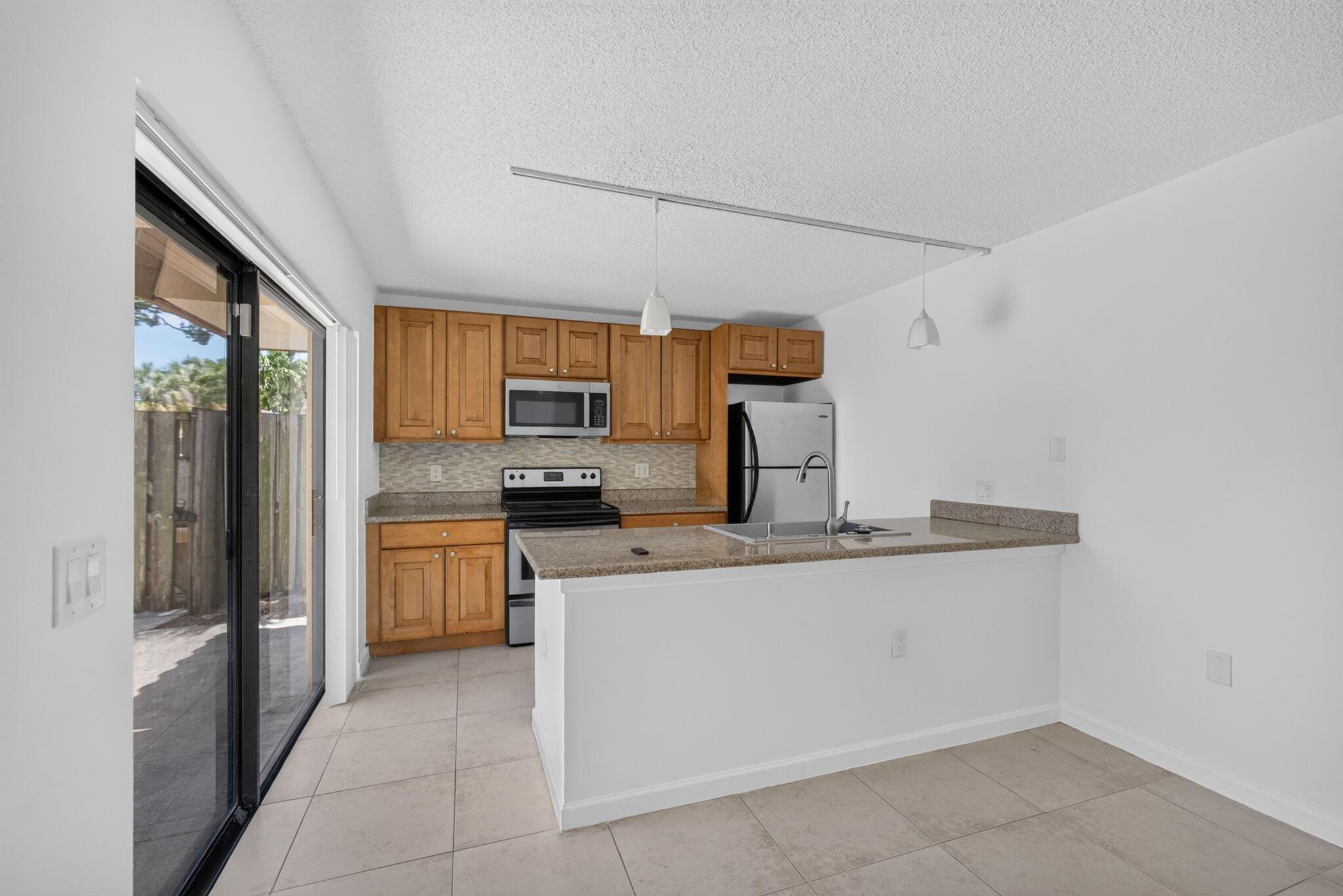 851 Blue Ridge Circle, West Palm Beach, FL 33409, West Palm Beach - Photo 4