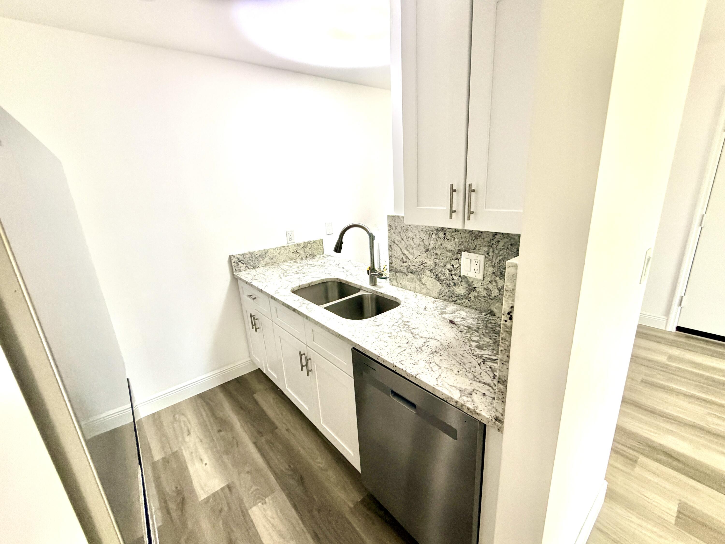 1766 Abbey Road 105, West Palm Beach, FL 33415, West Palm Beach - Photo 4