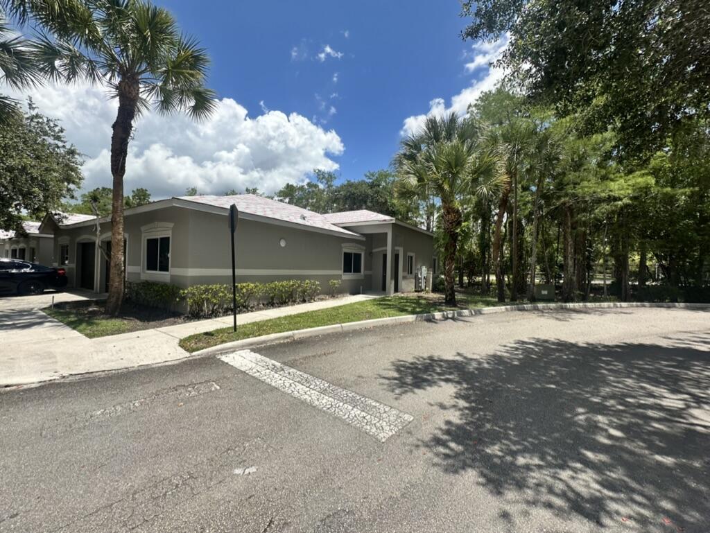 220 Crestwood Circle 106, Royal Palm Beach, FL 33411, Royal Palm Beach - Photo 4