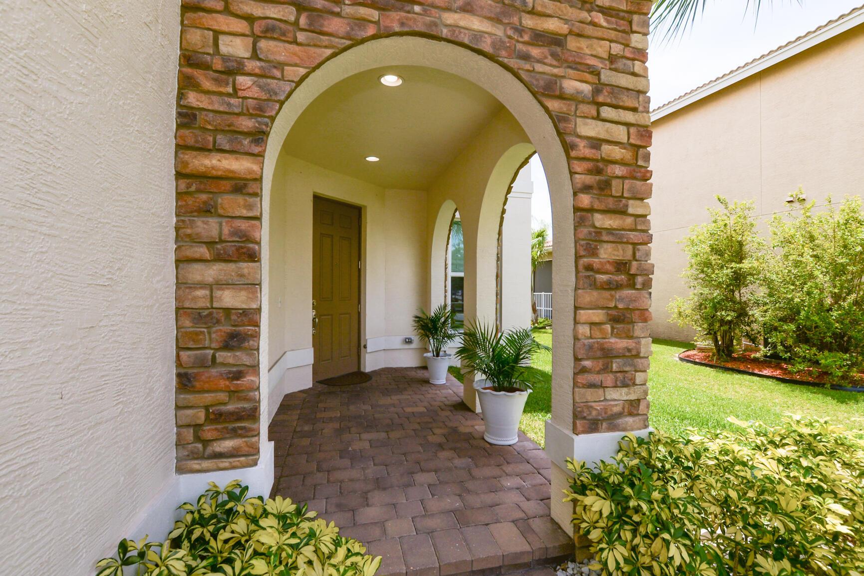 713 NW Leonardo Circle 713, Port St. Lucie, FL 34986, Port St. Lucie - Photo 2
