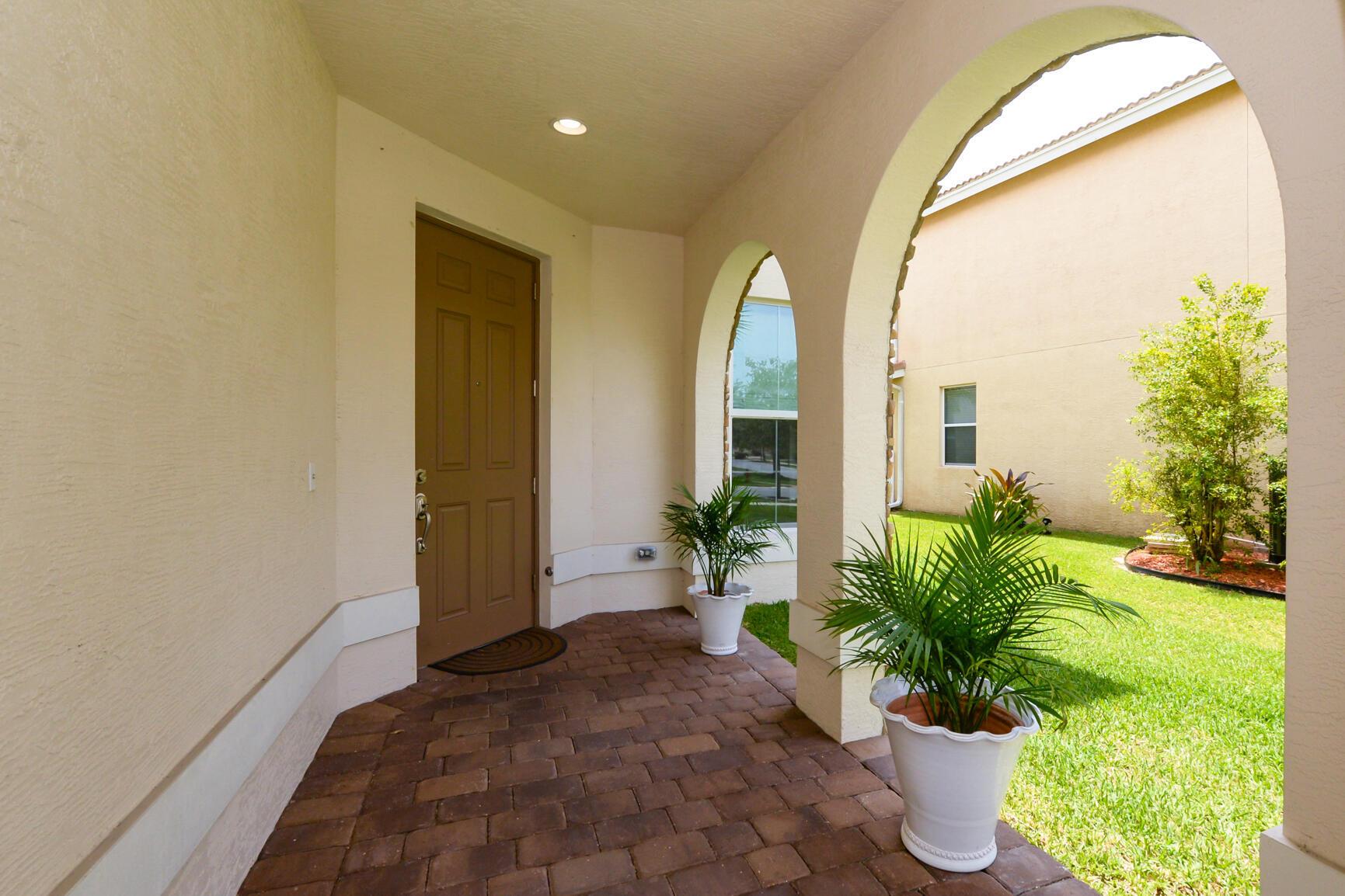 713 NW Leonardo Circle 713, Port St. Lucie, FL 34986, Port St. Lucie - Photo 3