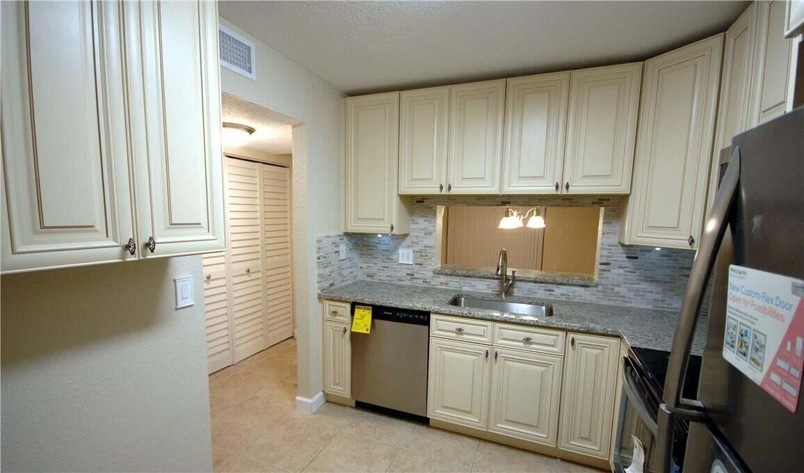 3071 Holiday Springs Boulevard 101-8, Margate, FL 33063, Margate - Photo 2