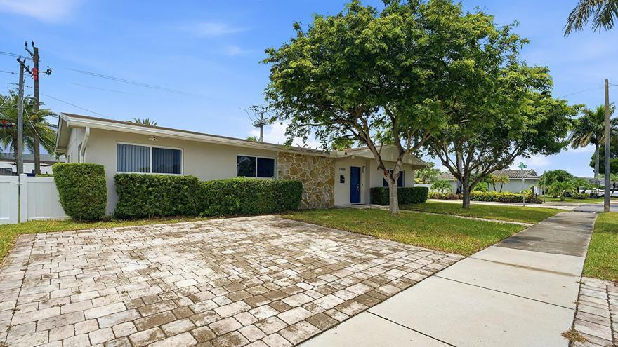 21020 Highland Lakes Boulevard, Miami, FL 33179, Miami - Photo 2