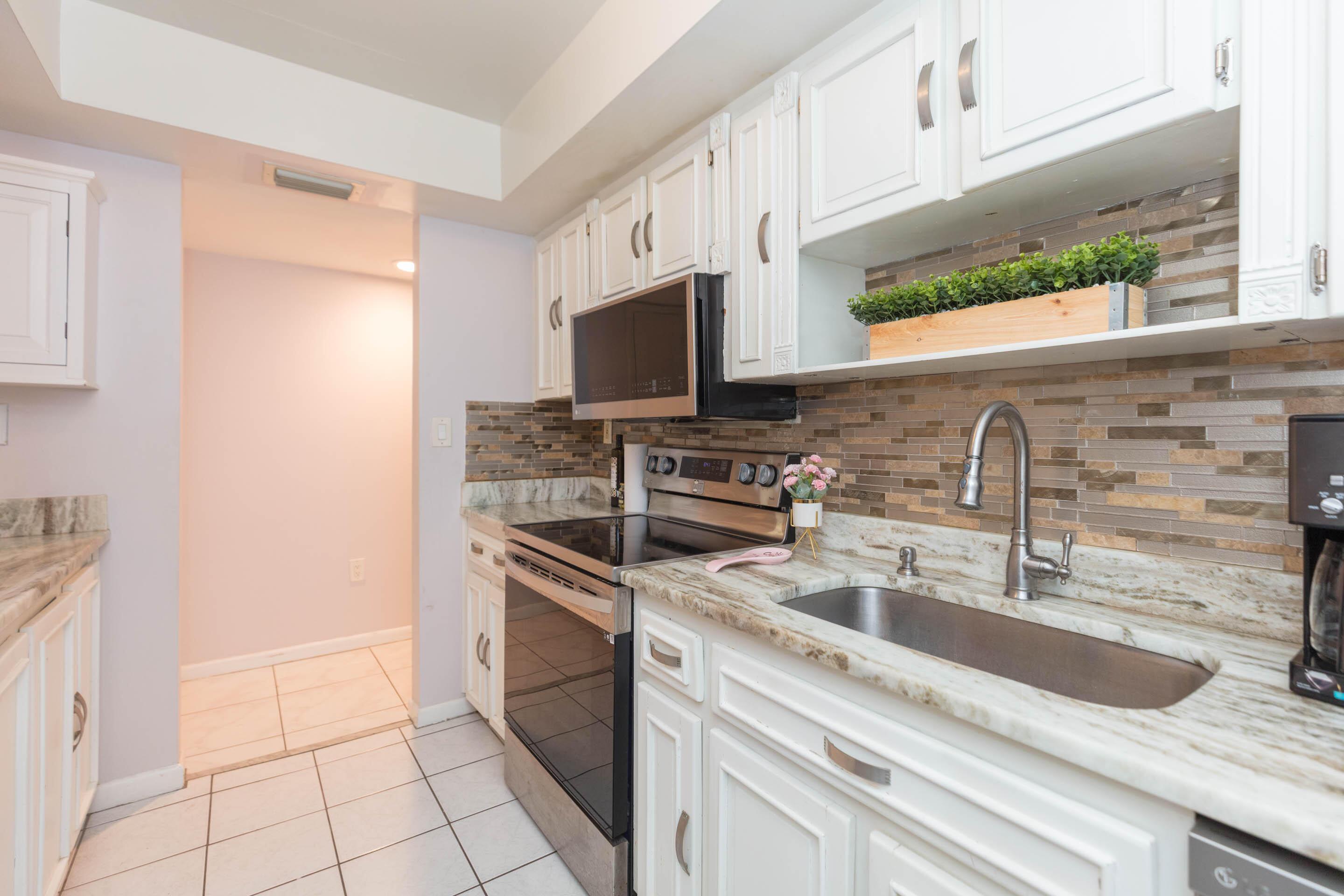 895 N Village Drive N 204, St. Petersburg, FL 33716, St. Petersburg - Photo 4