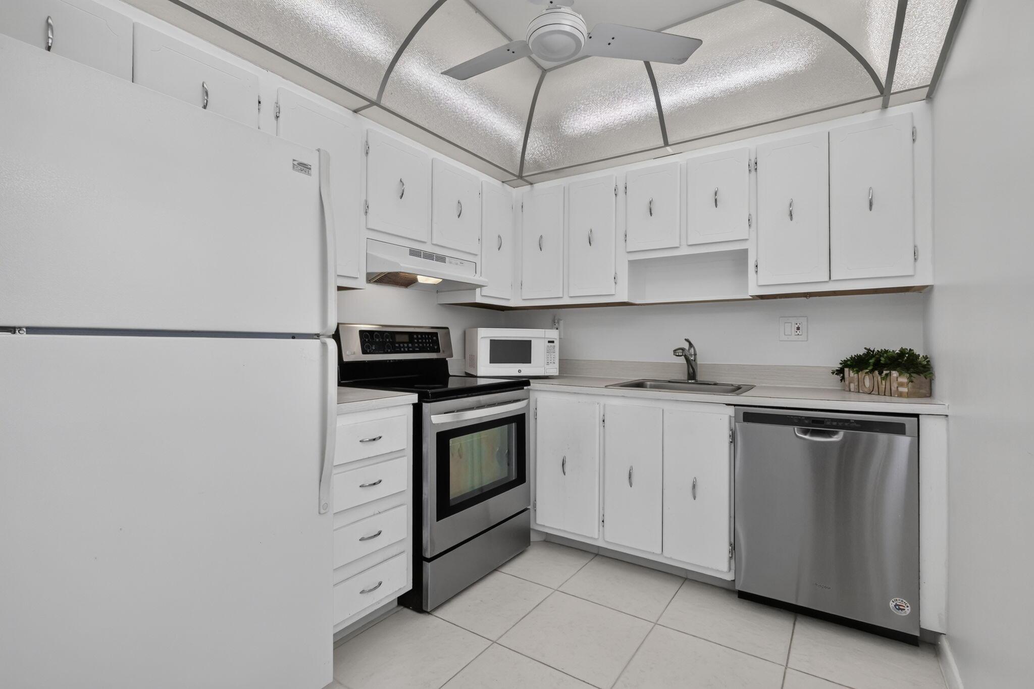 40 Burgundy A, Delray Beach, FL 33484, Delray Beach - Photo 3