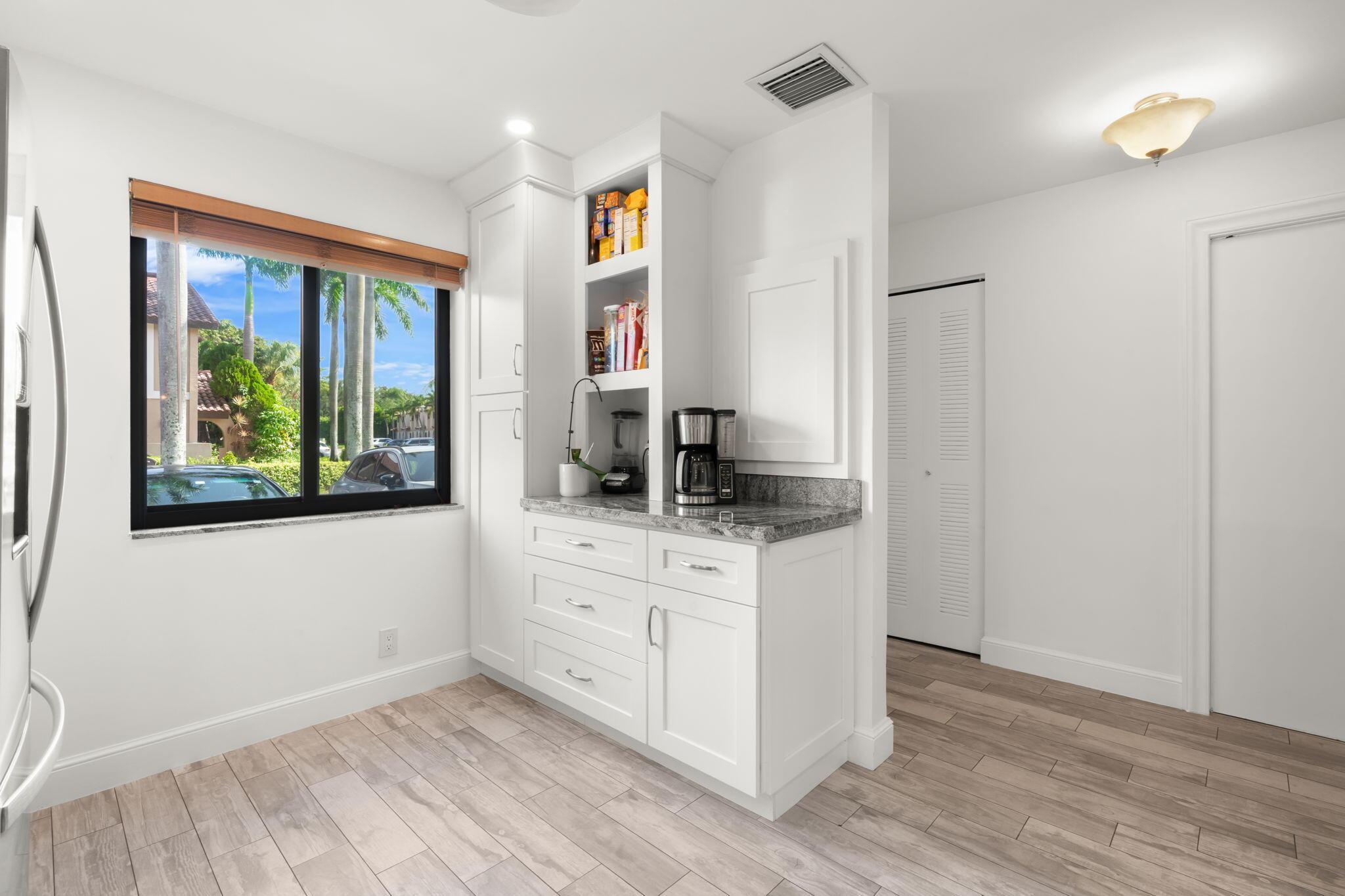 22075 Las Brisas Circle 306, Boca Raton, FL 33433, Boca Raton - Photo 4