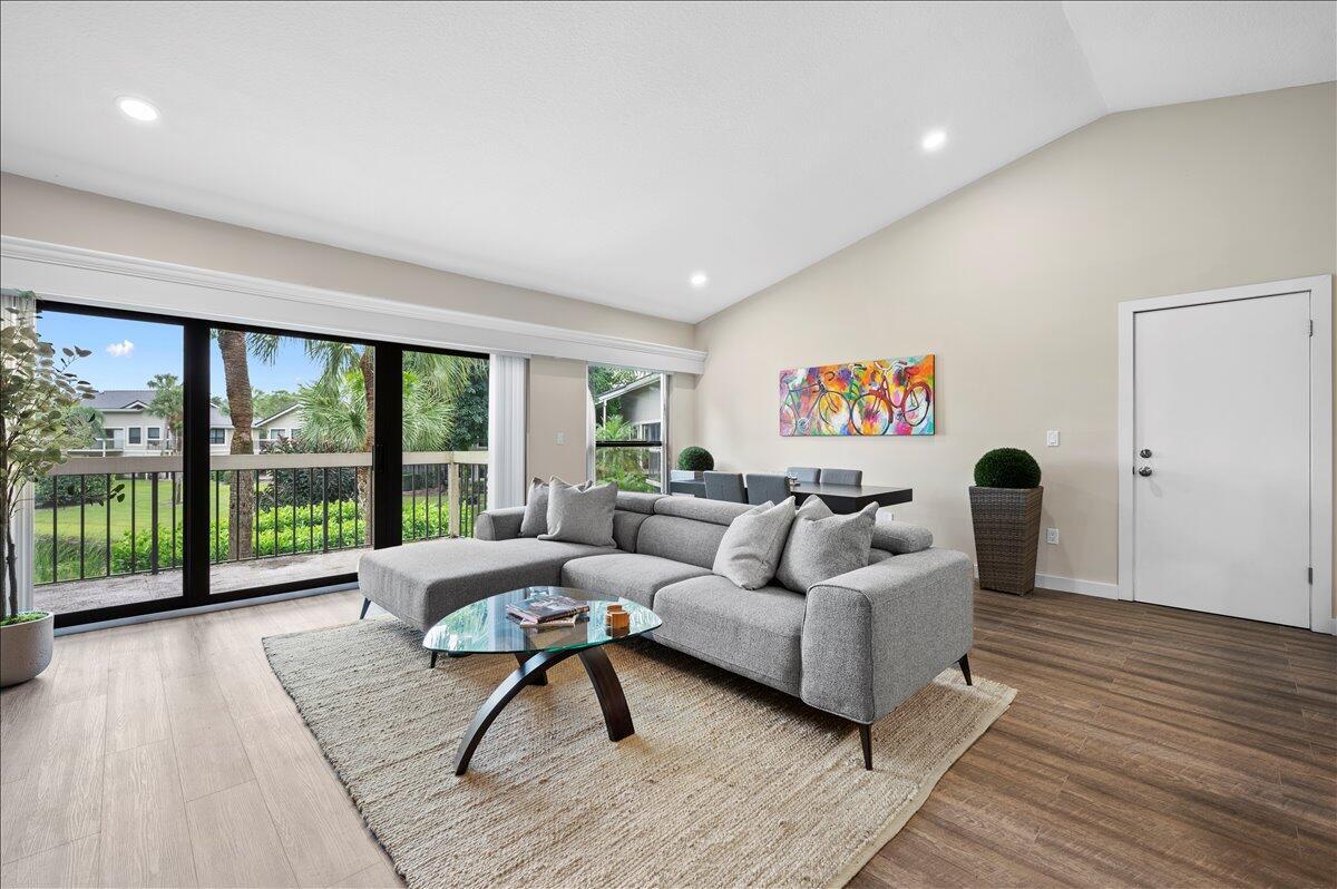 11863 Wimbledon Circle 542, Wellington, FL 33414, Wellington - Photo 3