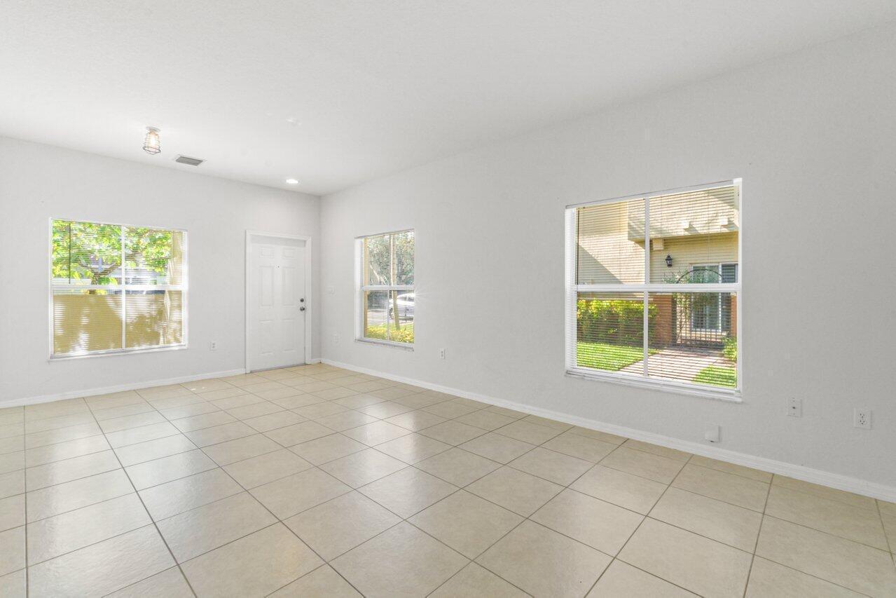 406 Lake Monterey Circle, Boynton Beach, FL 33426, Boynton Beach - Photo 4