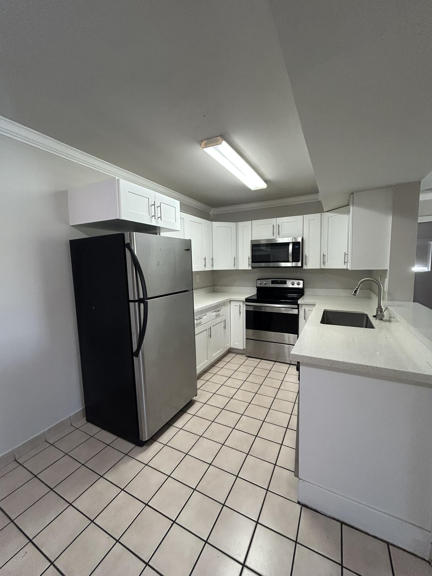 450 W Palm Cir Circle W 103, Pembroke Pines, FL 33025, Pembroke Pines