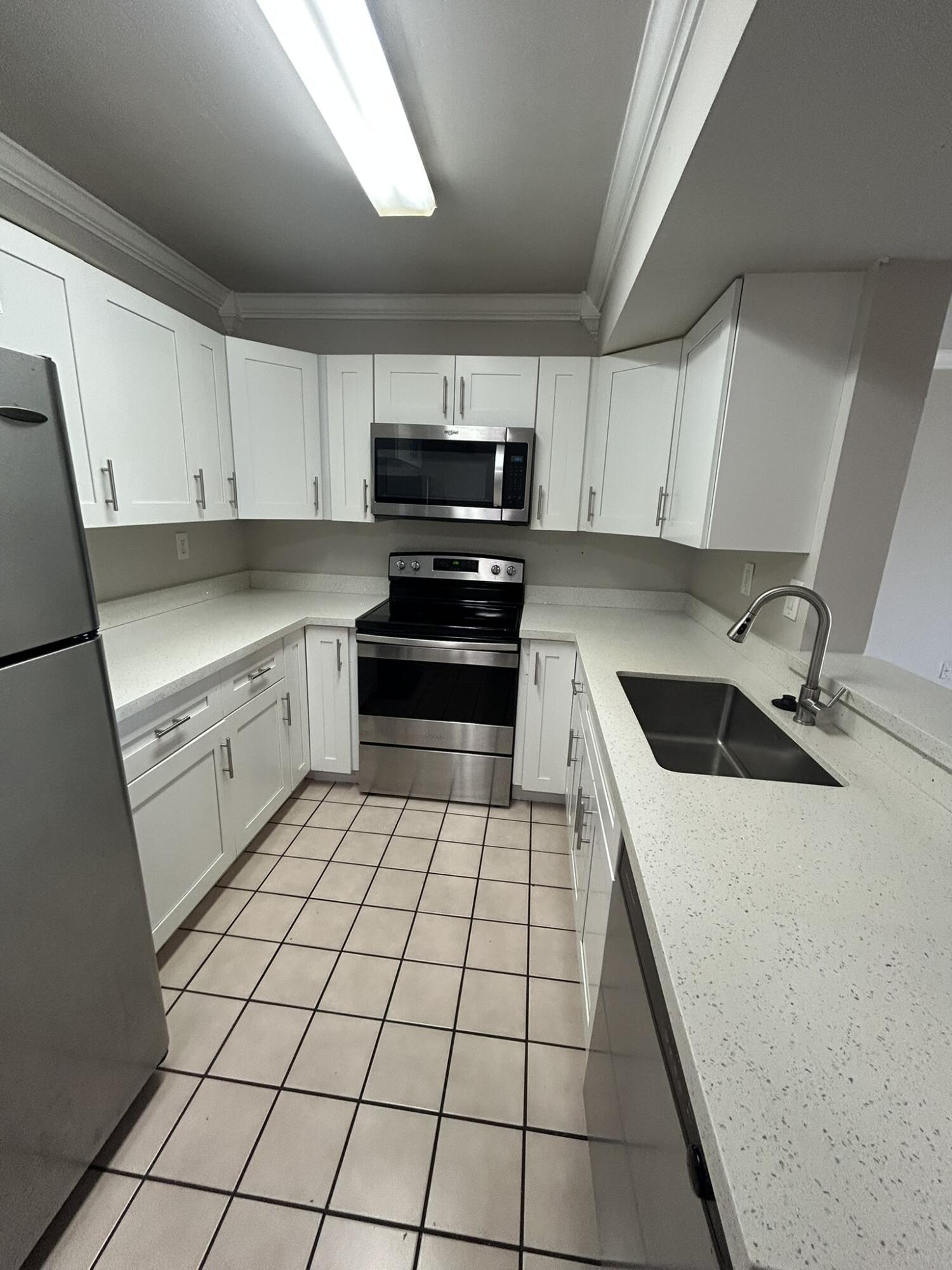 450 W Palm Cir Circle W 103, Pembroke Pines, FL 33025, Pembroke Pines - Photo 2