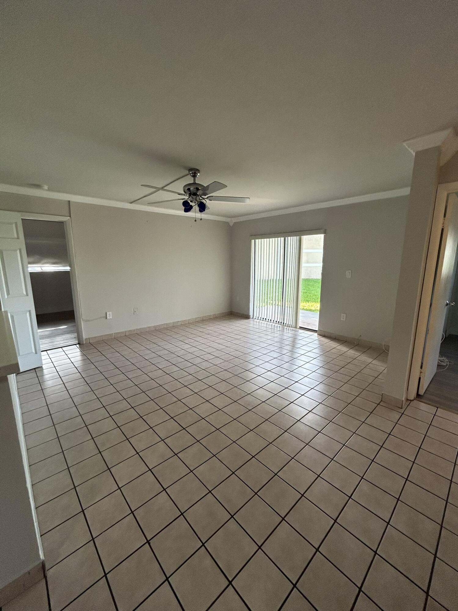 450 W Palm Cir Circle W 103, Pembroke Pines, FL 33025, Pembroke Pines - Photo 3