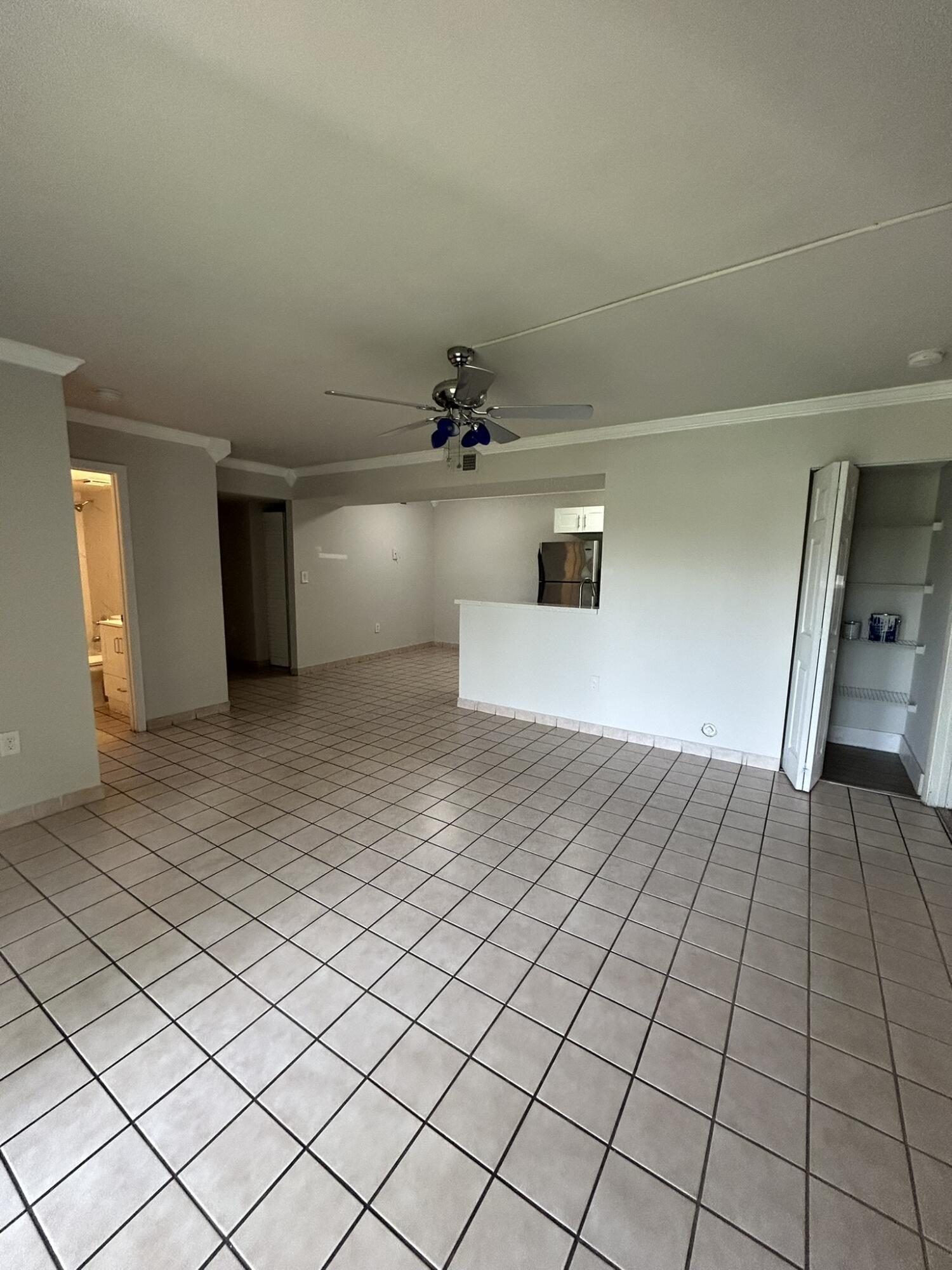 450 W Palm Cir Circle W 103, Pembroke Pines, FL 33025, Pembroke Pines - Photo 4