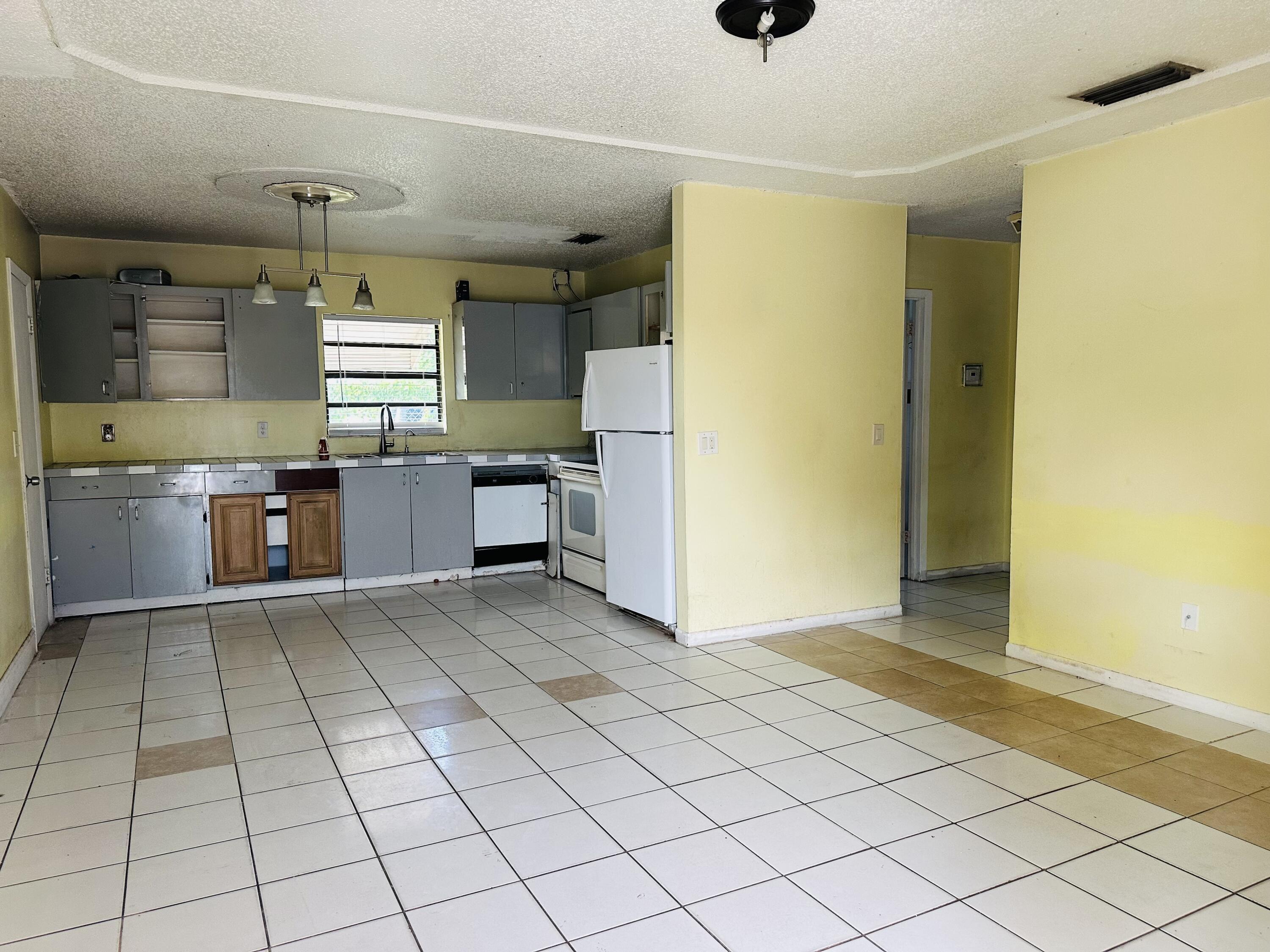 3893 Allison Court, Lake Worth, FL 33461, Lake Worth - Photo 2