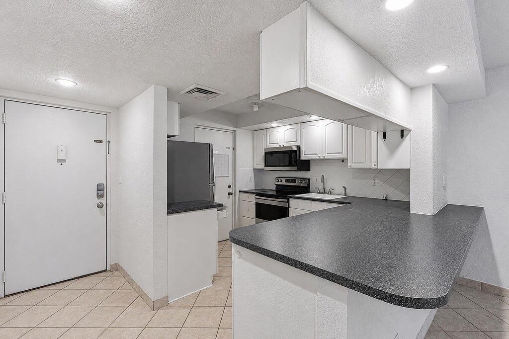 2322 S Cypress Bend Drive 311, Pompano Beach, FL 33069, Pompano Beach - Photo 4