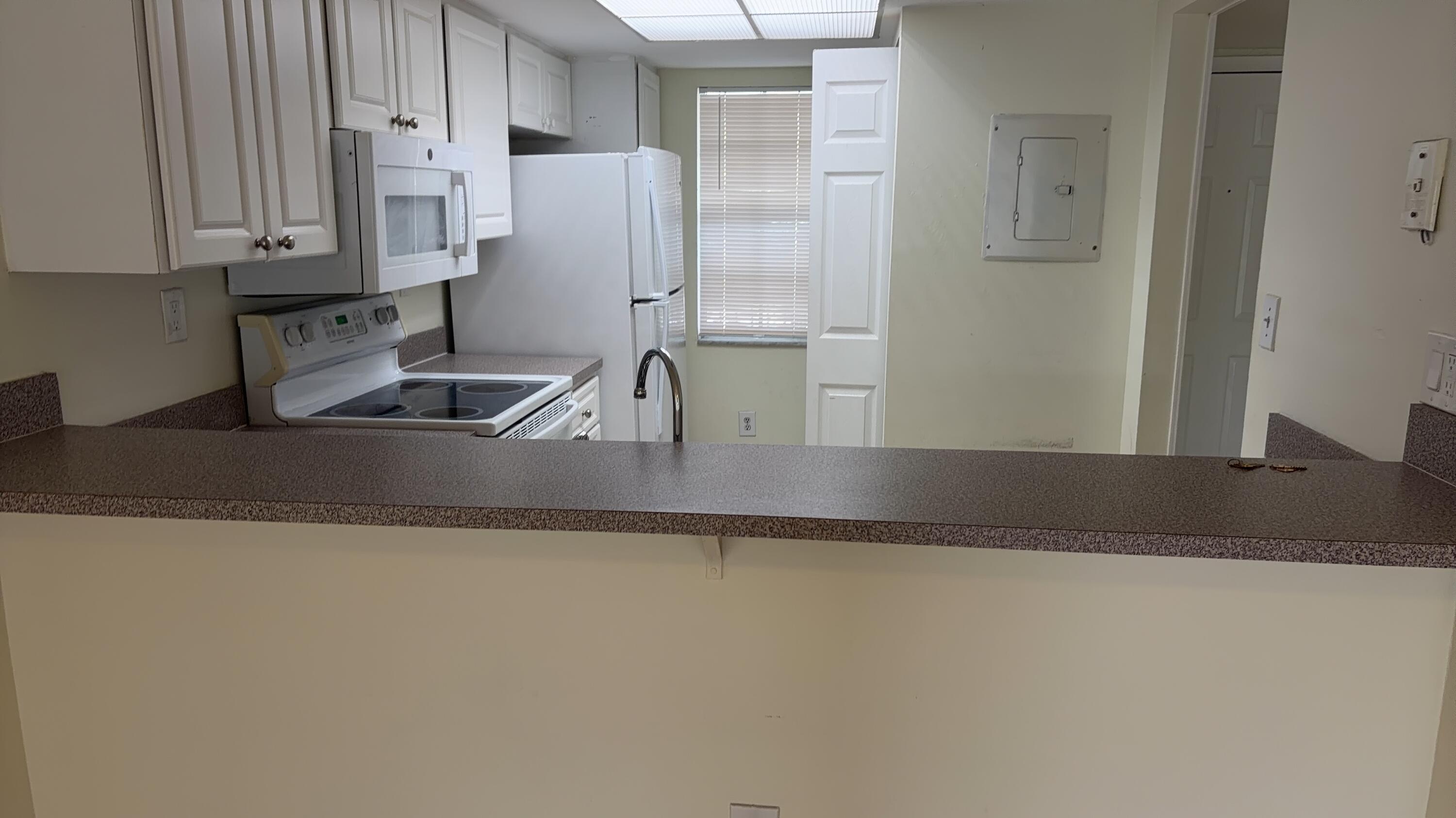 905 Southridge Road 204a, Delray Beach, FL 33444, Delray Beach - Photo 2