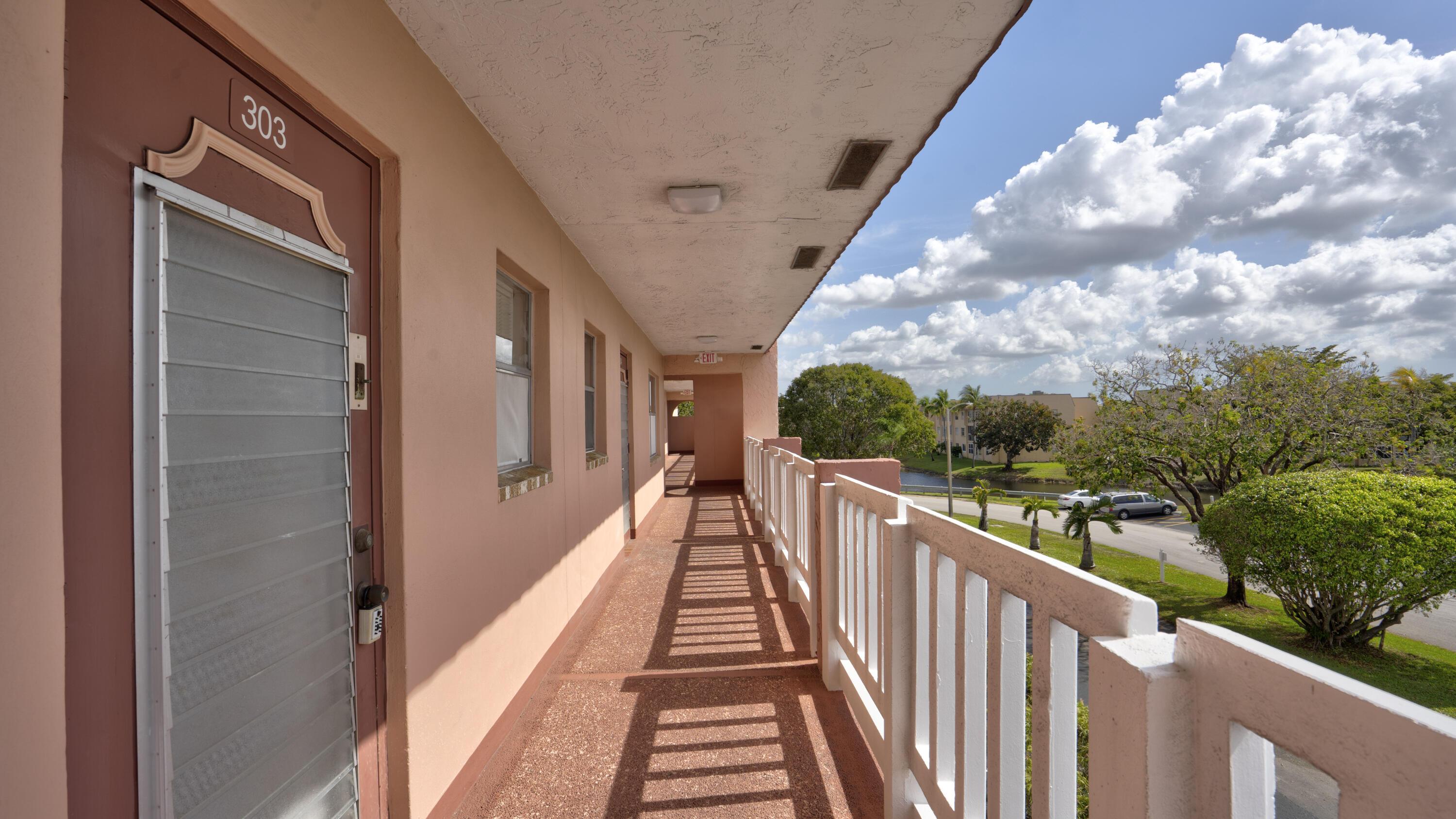 9400 SUNRISE LAKES Boulevard 303, Sunrise, FL 33322, Sunrise