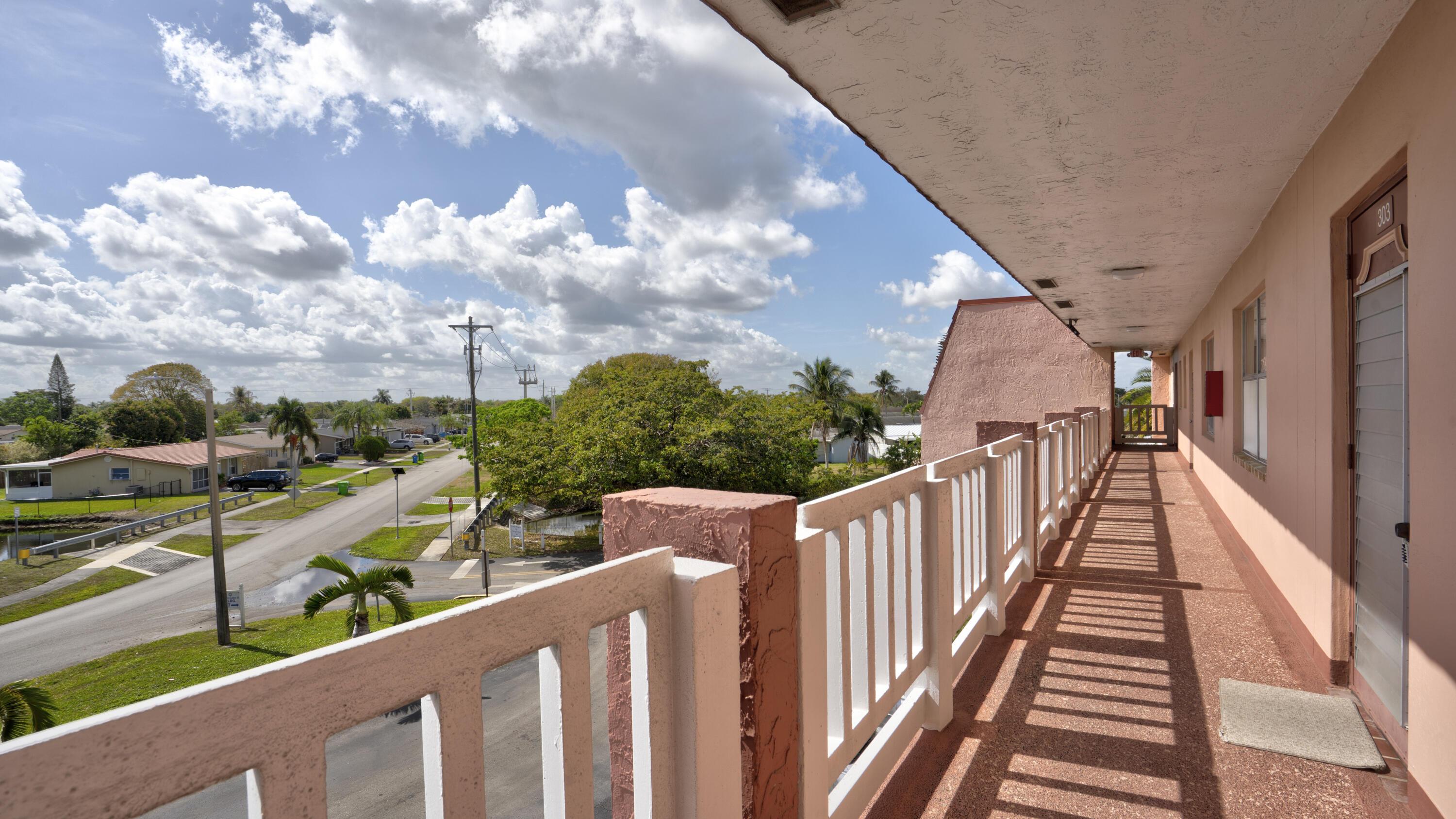 9400 SUNRISE LAKES Boulevard 303, Sunrise, FL 33322, Sunrise - Photo 2
