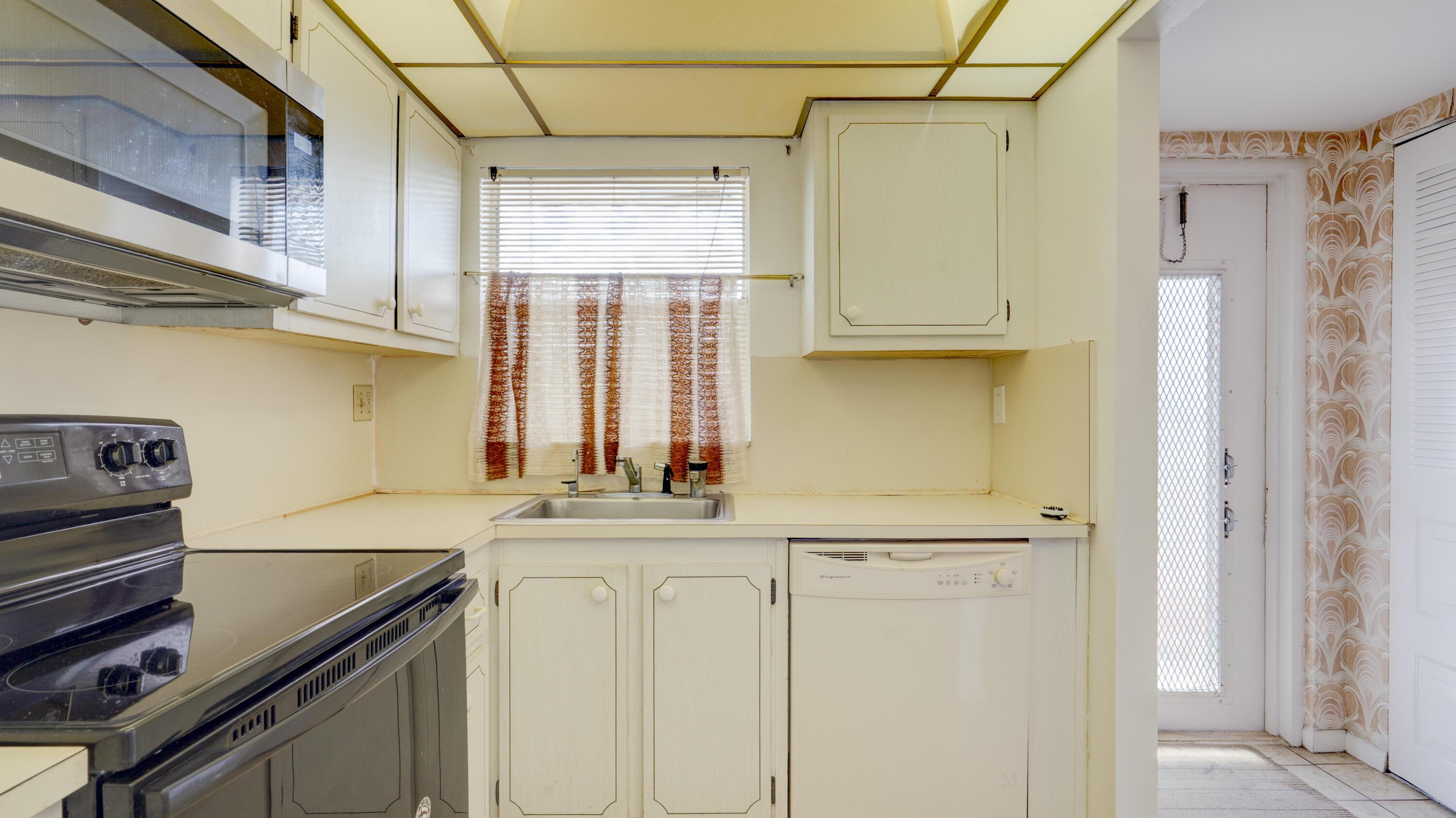 9400 SUNRISE LAKES Boulevard 303, Sunrise, FL 33322, Sunrise - Photo 4