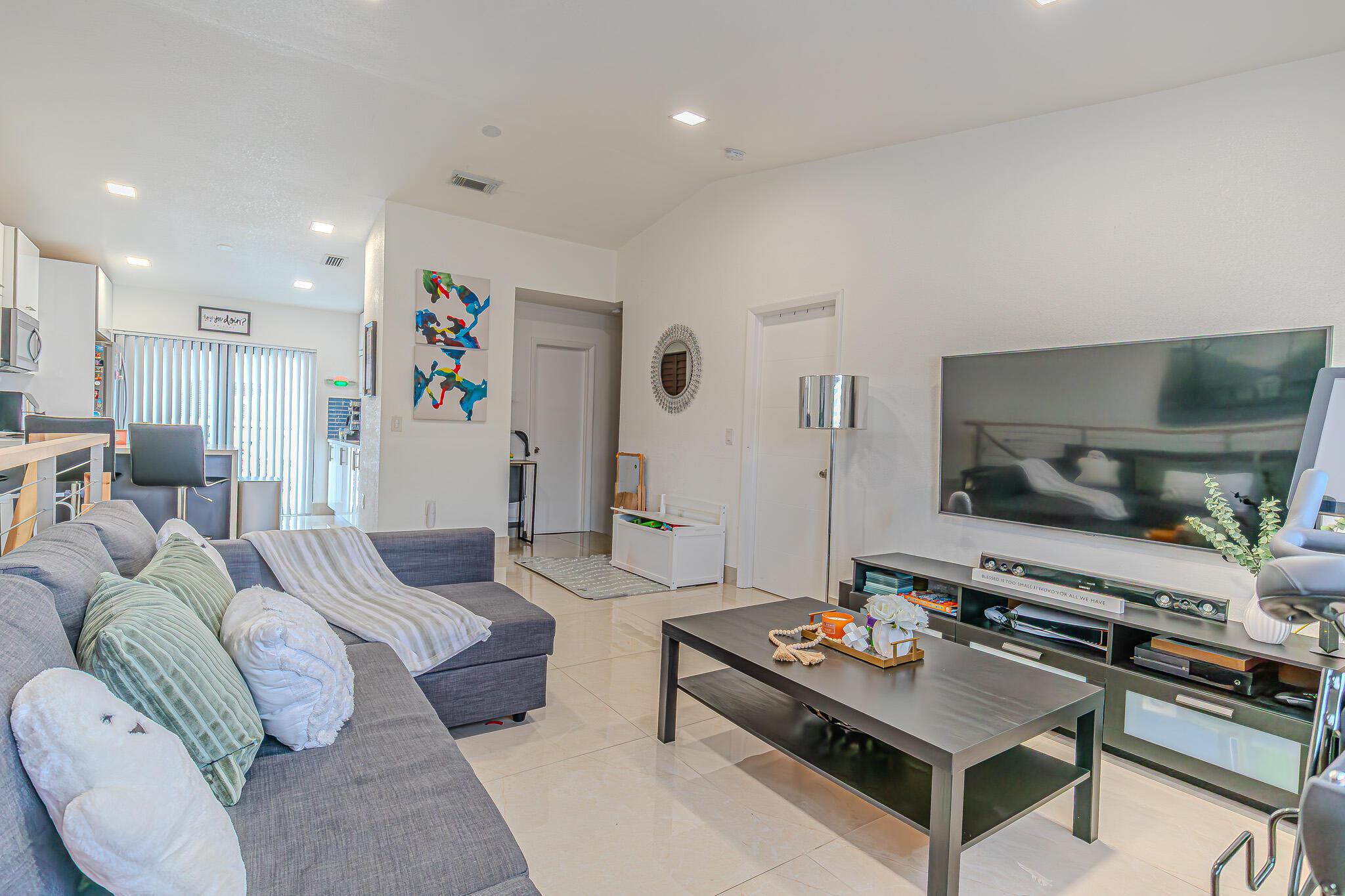 7690 W 29th Way 202, Hialeah, FL 33018, Hialeah - Photo 2