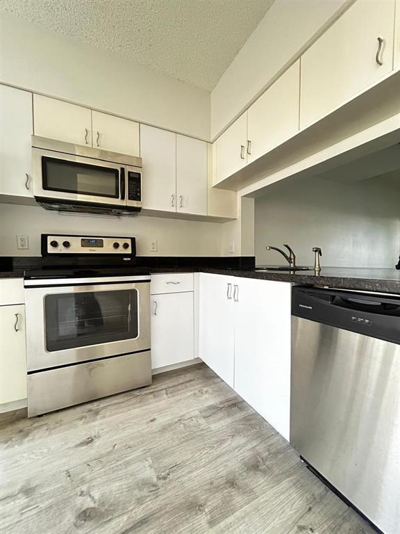 16637 Hemingway Drive, Weston, FL 33326, Weston - Photo 2