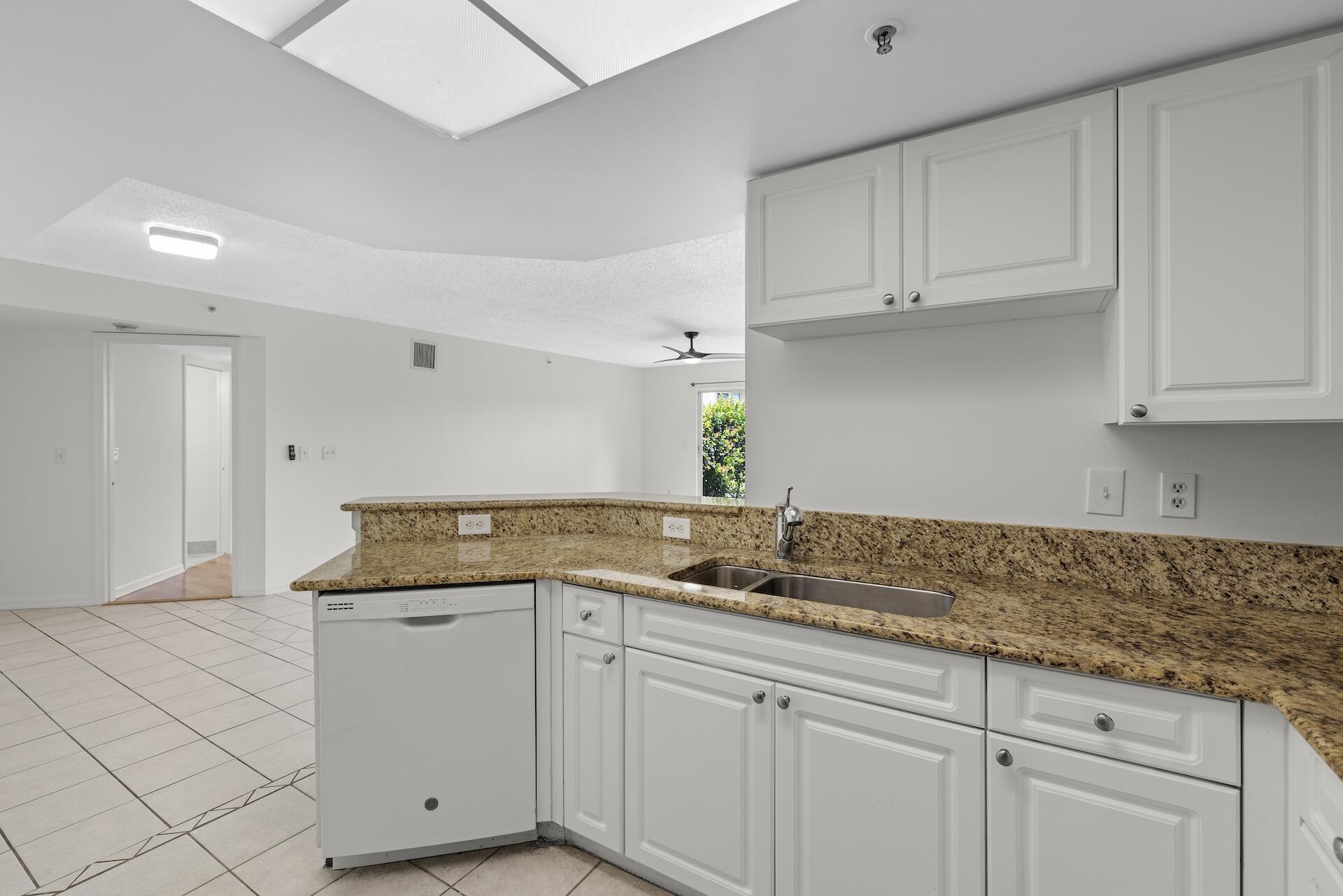 300 Crestwood Court N 302, Royal Palm Beach, FL 33411, Royal Palm Beach - Photo 4