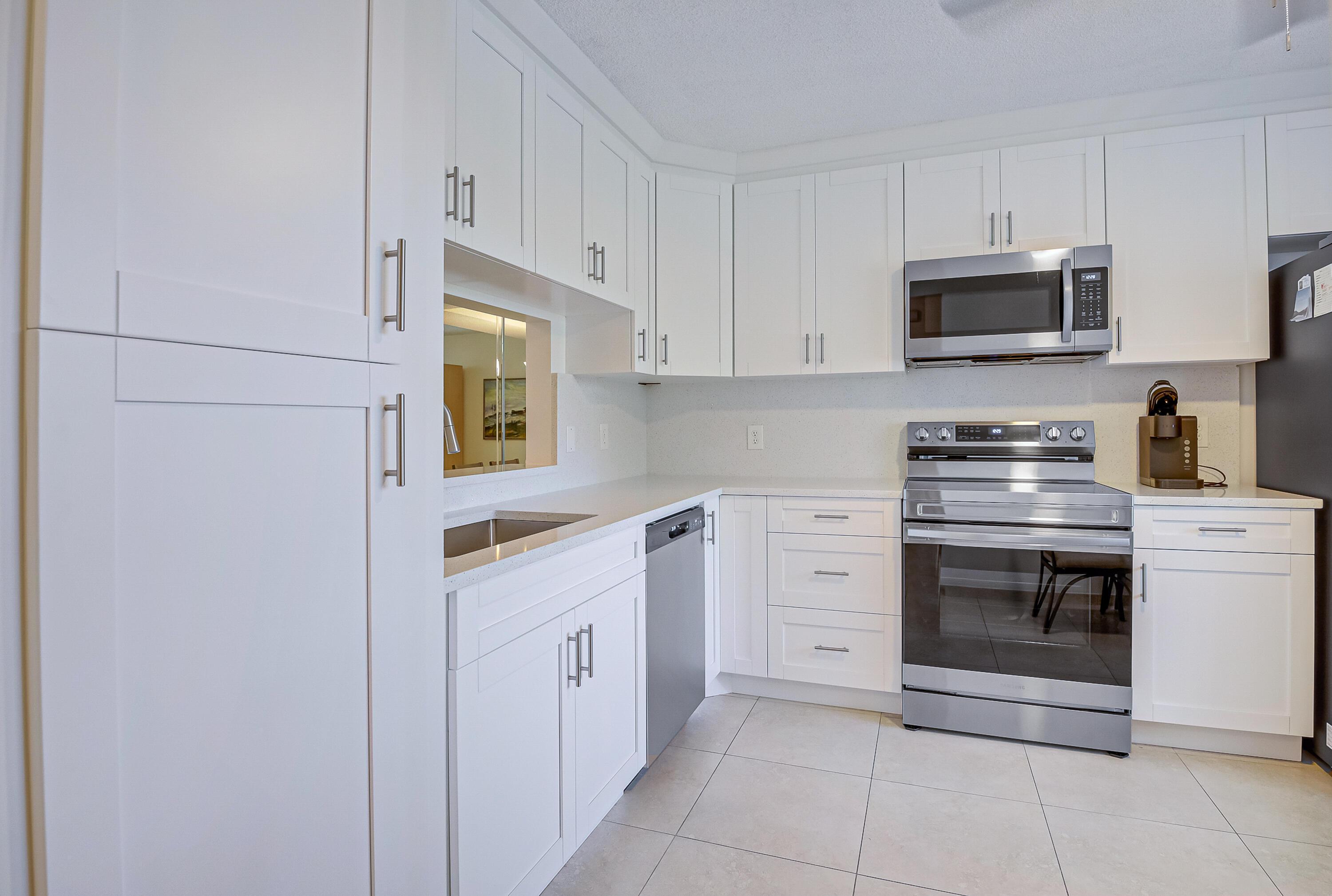 6698 10th Avenue N 301, Lake Worth, FL 33467, Lake Worth - Photo 2