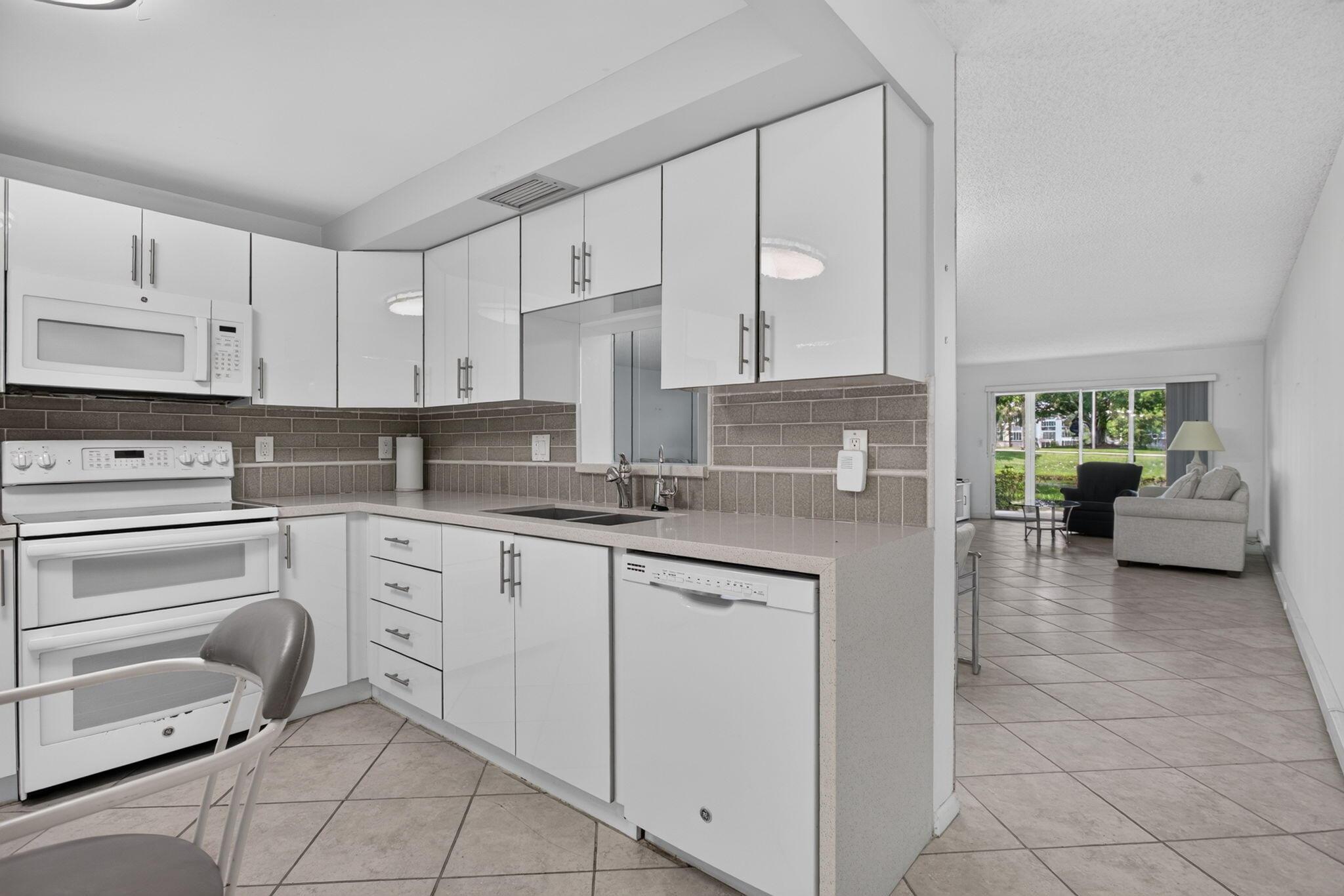 2006 GRANADA Drive J1, Coconut Creek, FL 33066, Coconut Creek - Photo 3