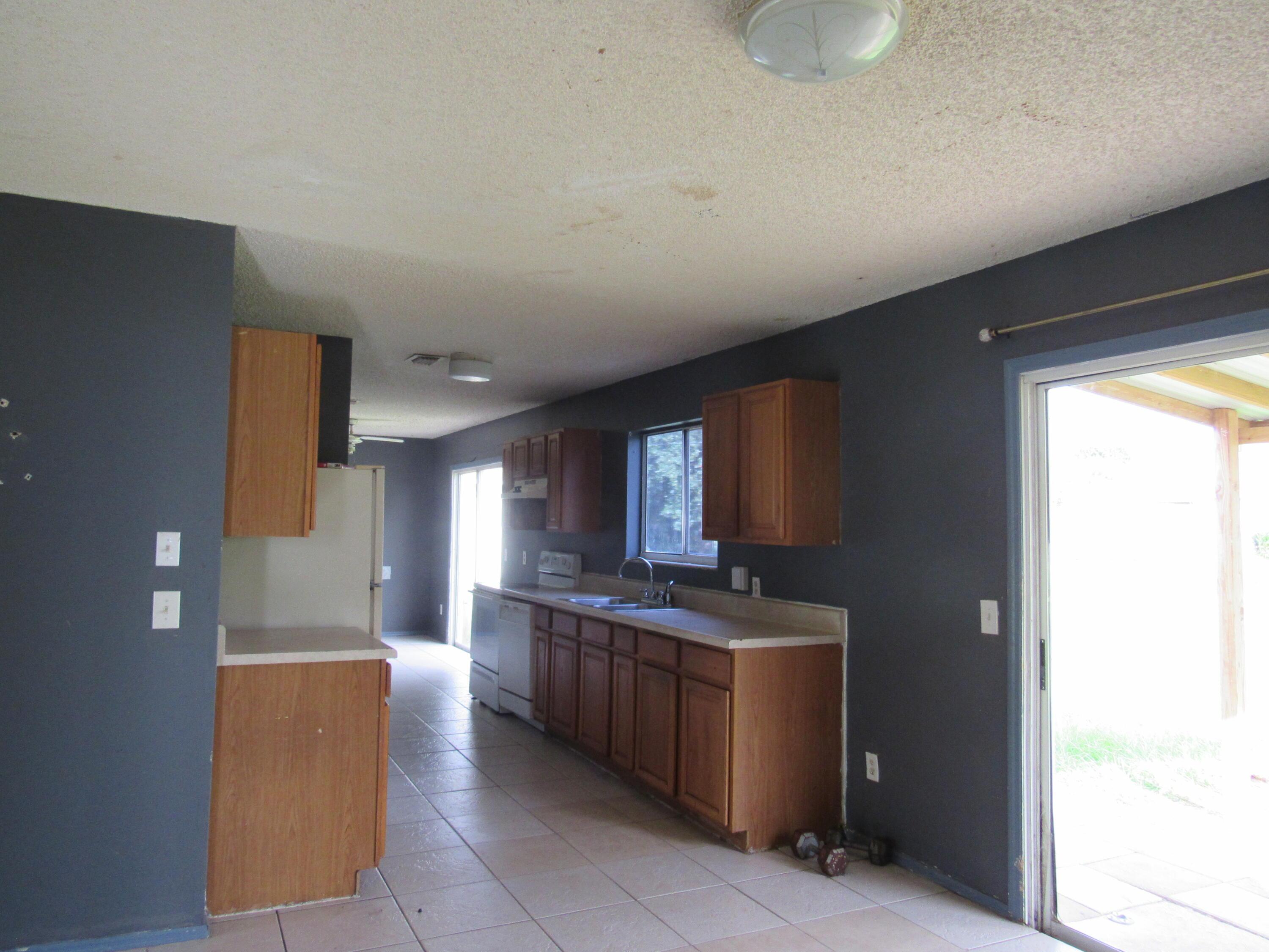 2557 SE ROBIN Circle, Port St. Lucie, FL 34952, Port St. Lucie - Photo 4
