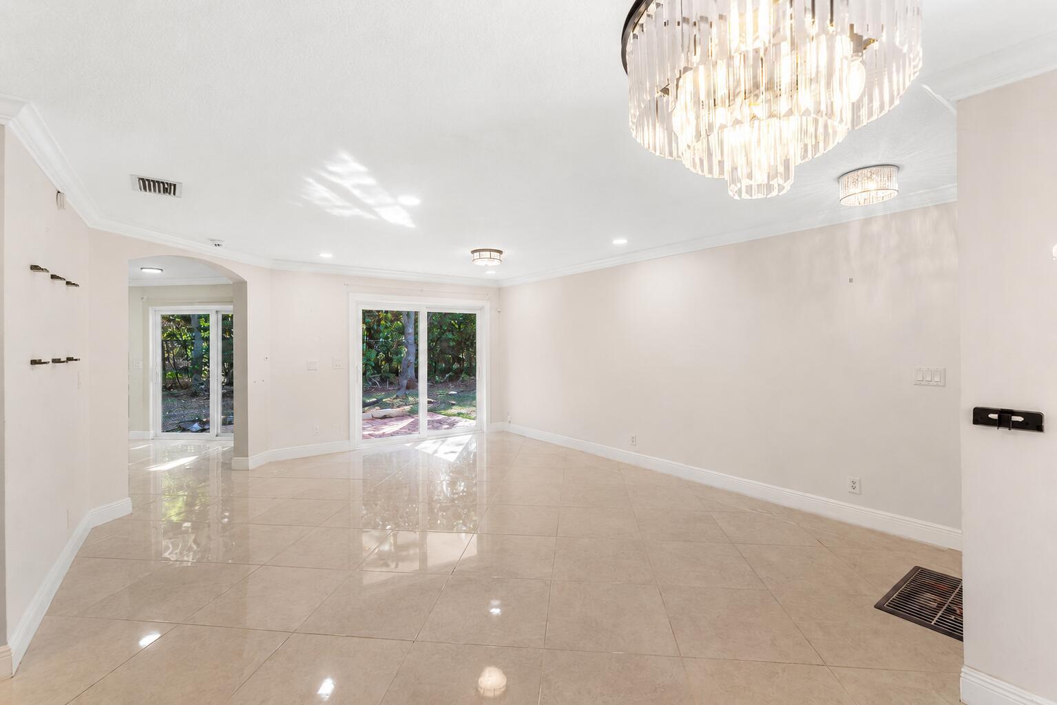 6384 Adriatic Way, West Palm Beach, FL 33413, West Palm Beach - Photo 5