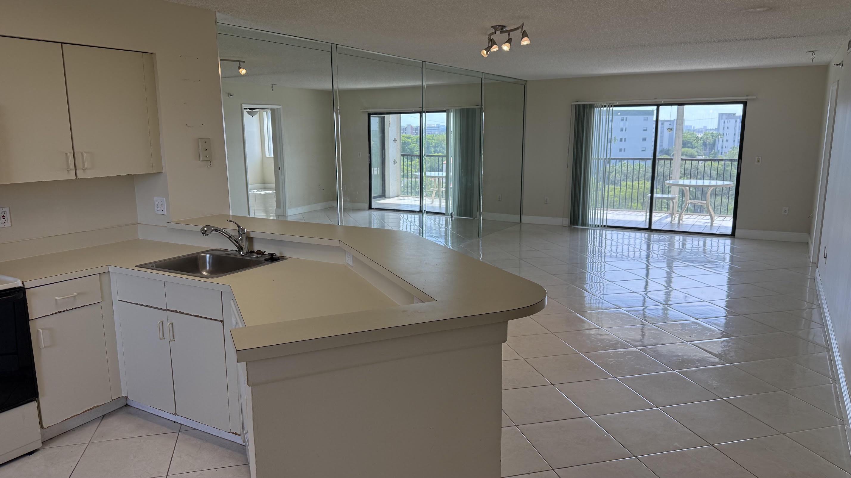 2334 S Cypress Bend Drive 802, Pompano Beach, FL 33069, Pompano Beach - Photo 2