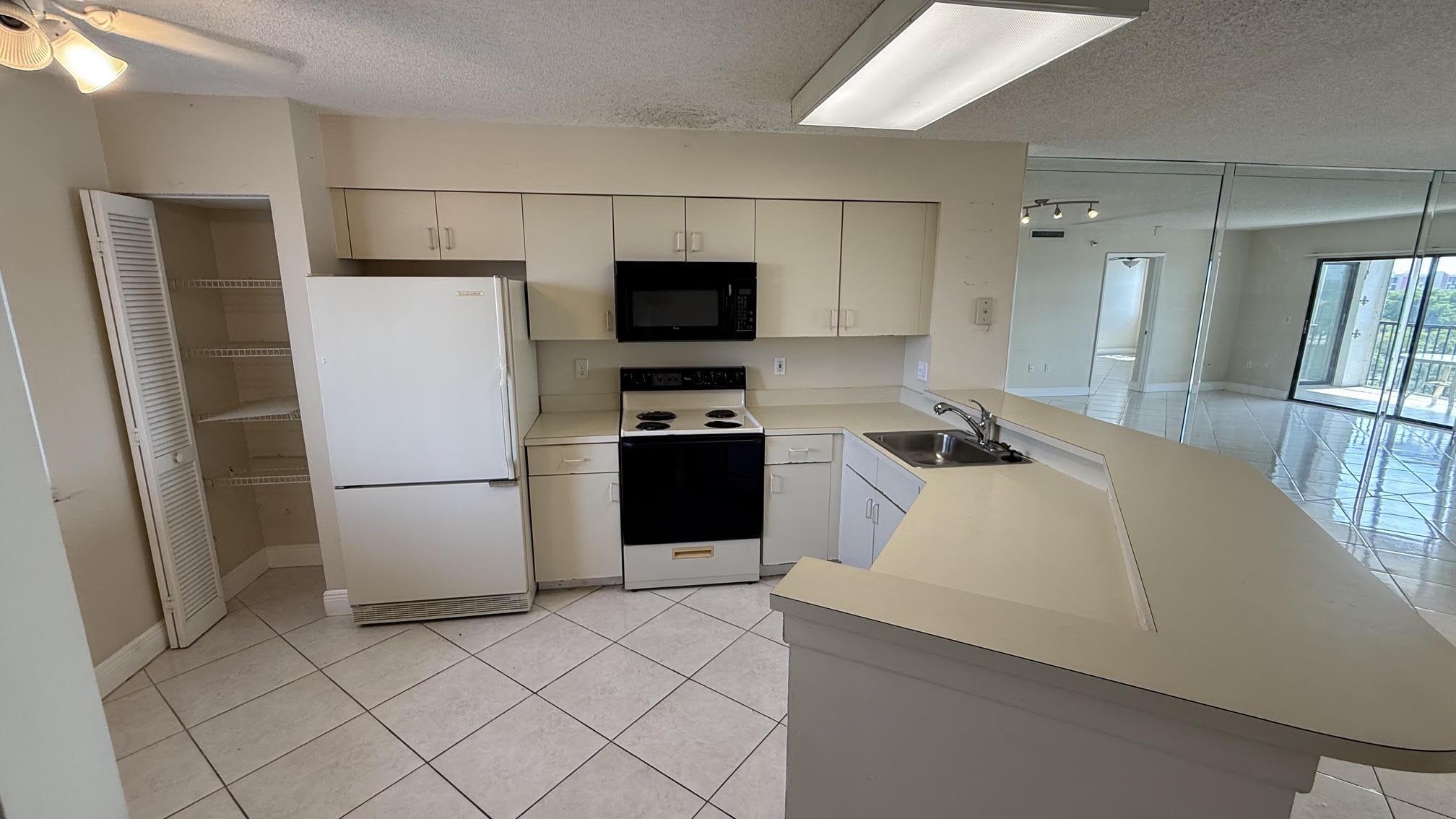 2334 S Cypress Bend Drive 802, Pompano Beach, FL 33069, Pompano Beach - Photo 3