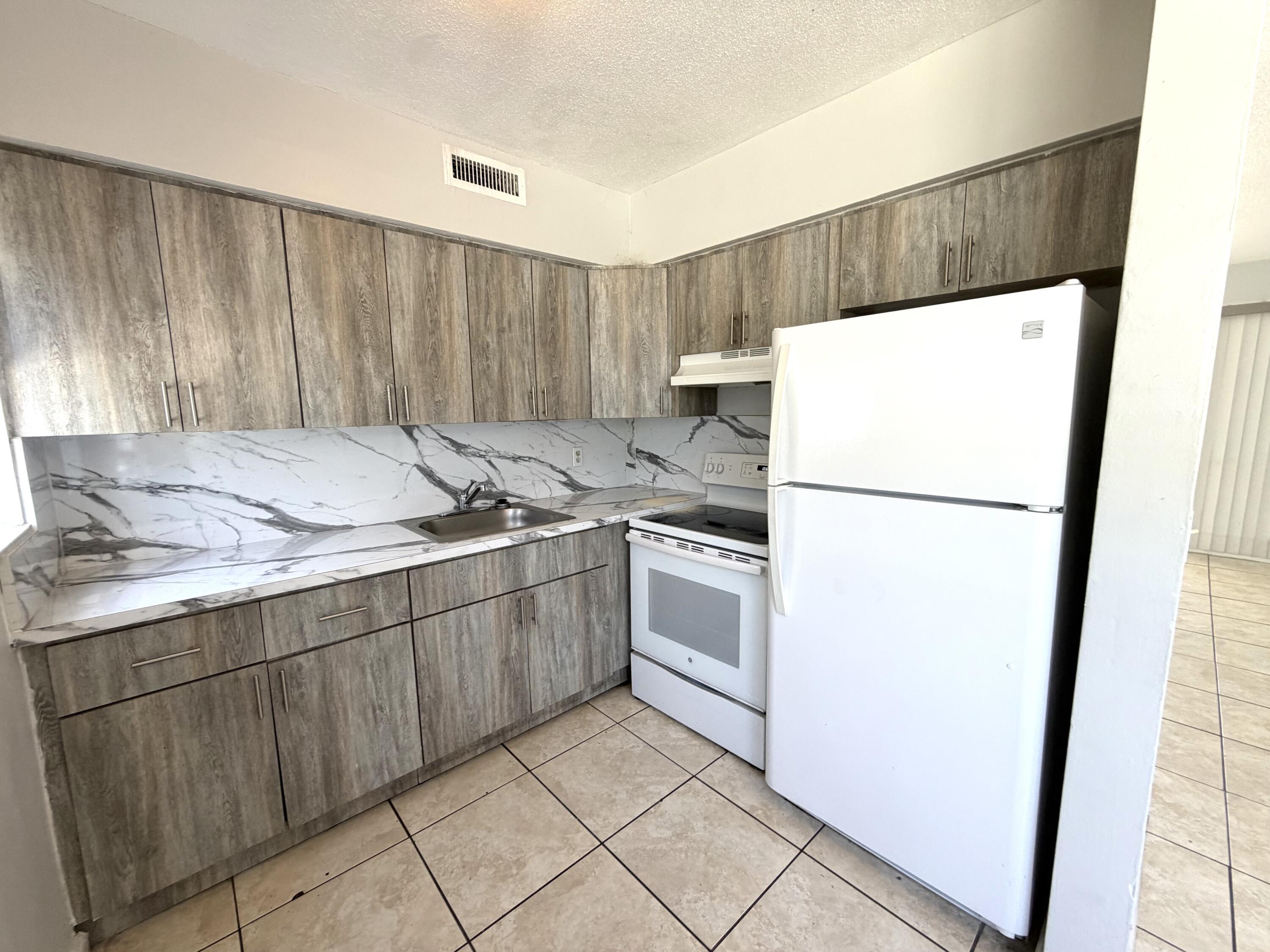 915 NE 8th Street 104, Hallandale Beach, FL 33009, Hallandale Beach - Photo 4
