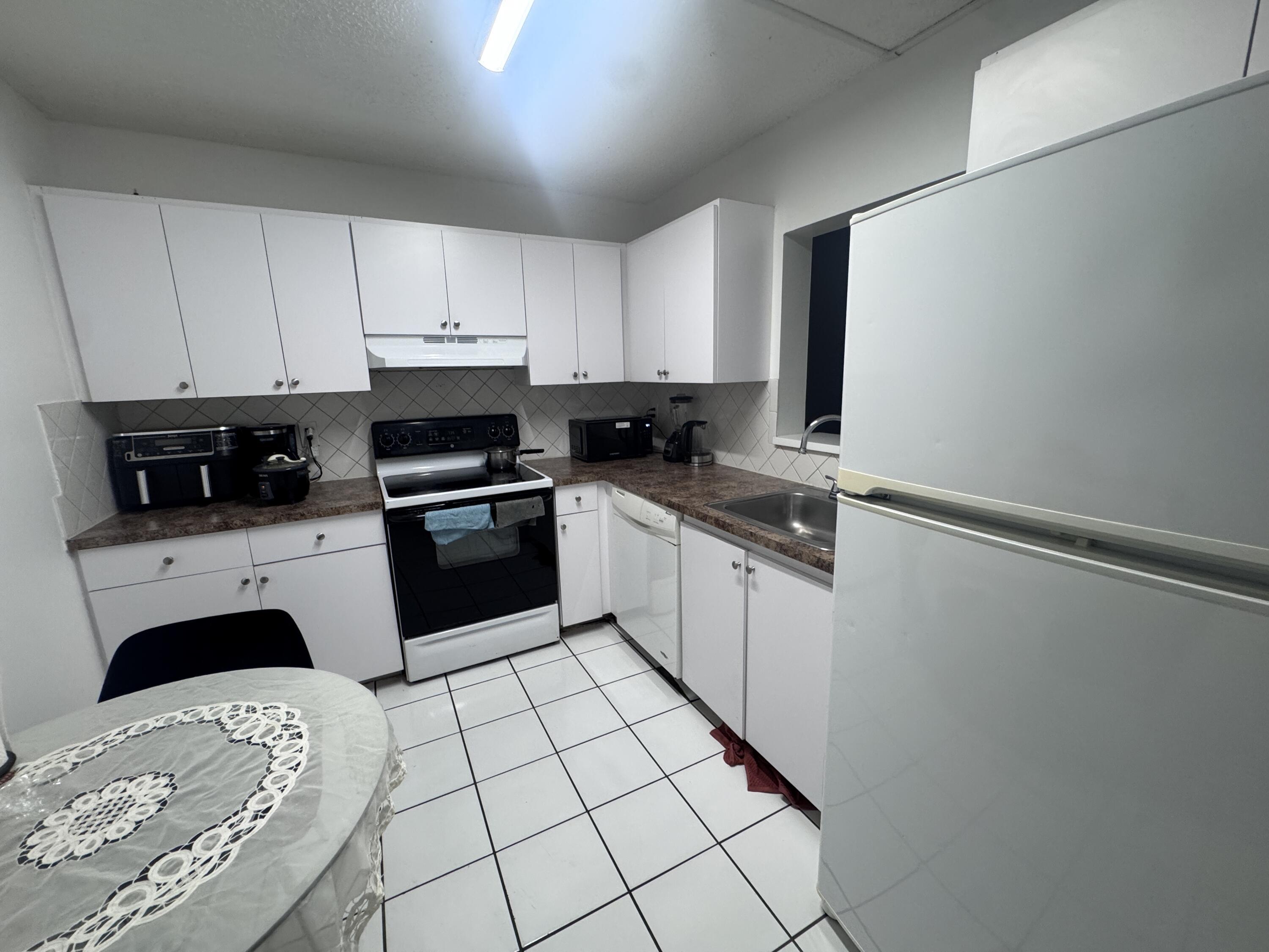 2830 SOMERSET Drive 104N, Lauderdale Lakes, FL 33311, Lauderdale Lakes - Photo 5