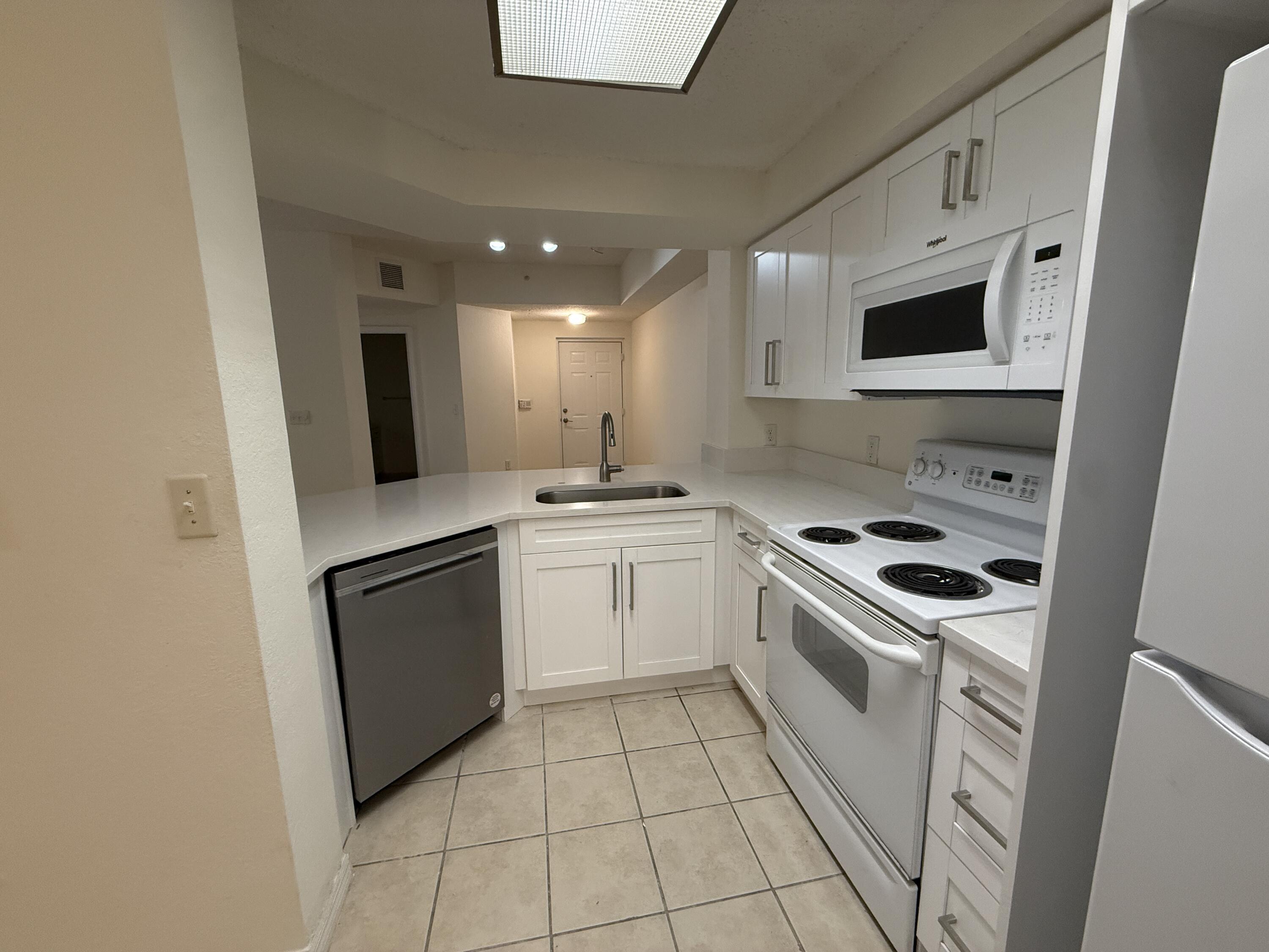 3020 Alcazar Place 303, Palm Beach Gardens, FL 33410, Palm Beach Gardens - Photo 4