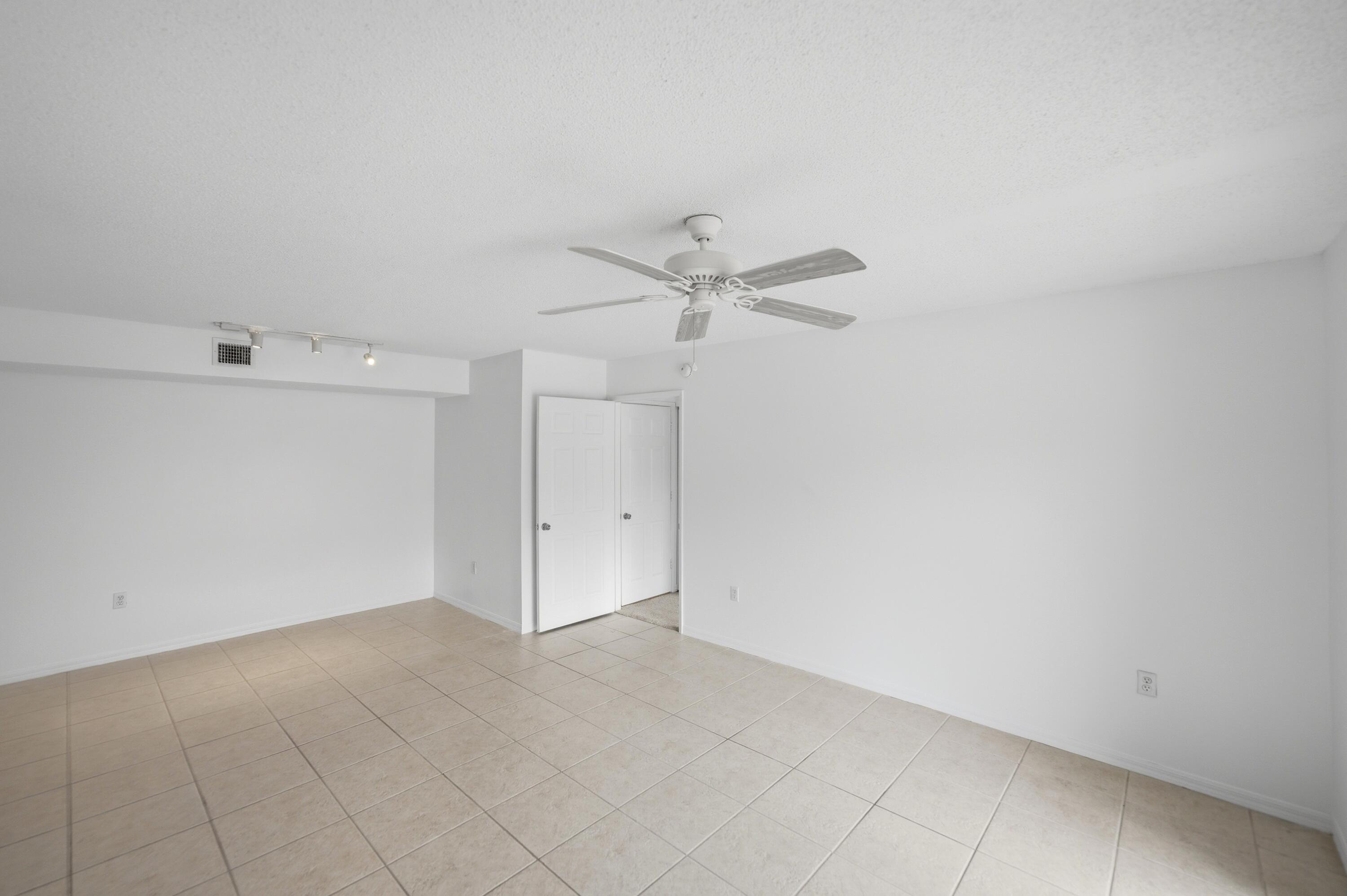 1640 N 42ND Circle 209, Vero Beach, FL 32967, Vero Beach - Photo 5