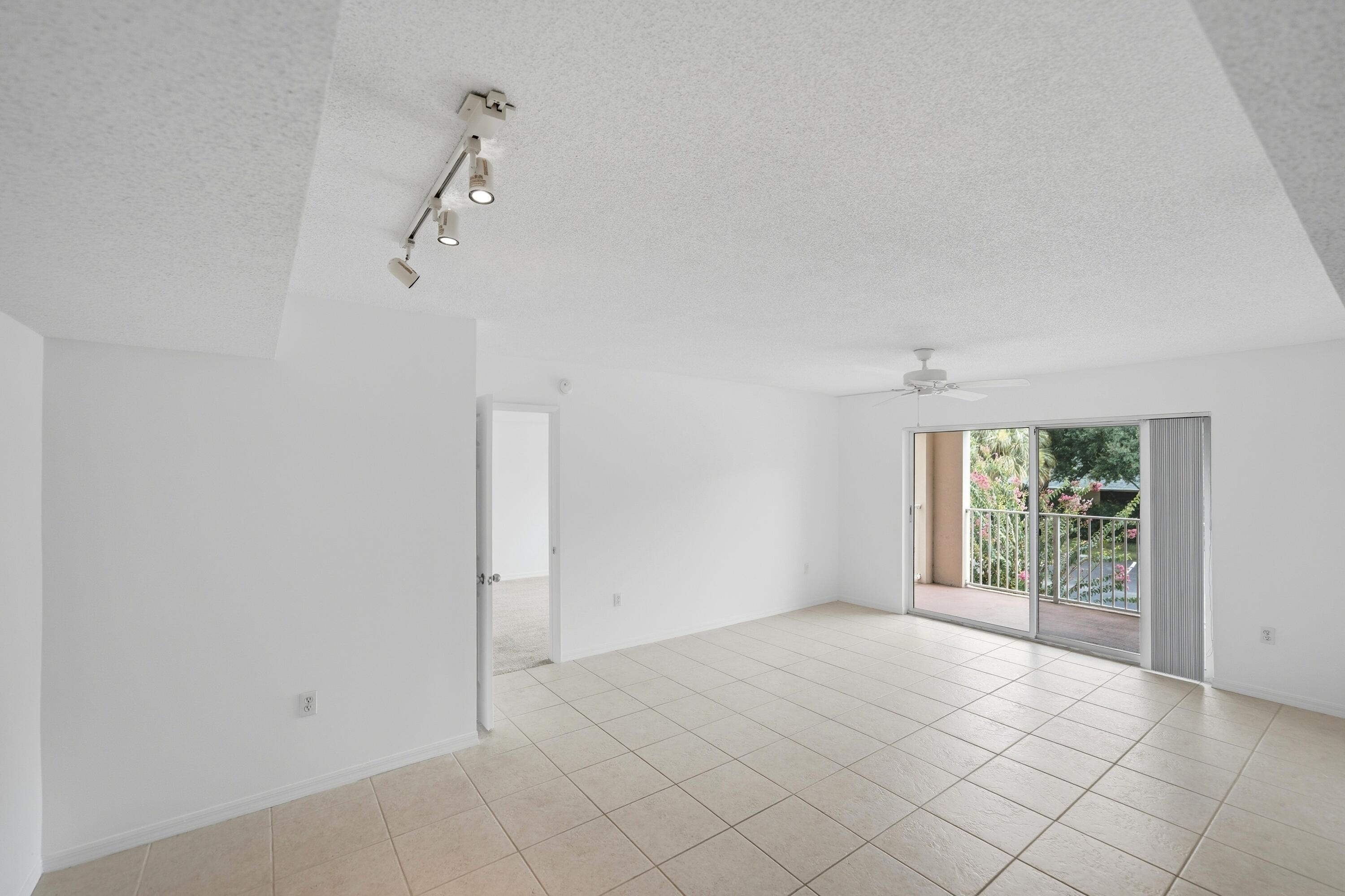 1640 N 42ND Circle 209, Vero Beach, FL 32967, Vero Beach - Photo 4
