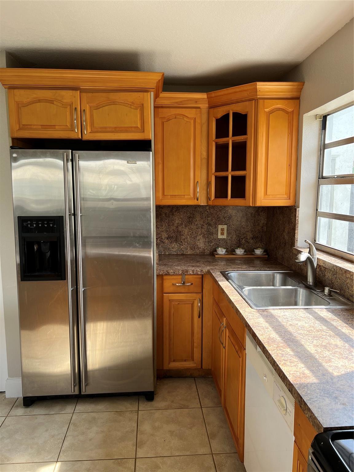 8265 NW 192nd Terrace, Hialeah, FL 33015, Hialeah - Photo 4