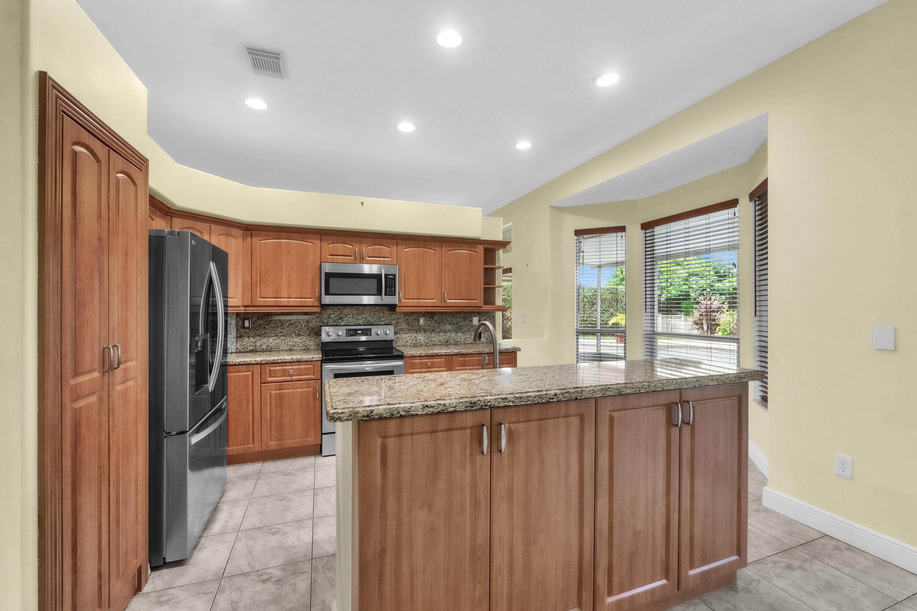 2325 NW 186th Avenue, Pembroke Pines, FL 33029, Pembroke Pines - Photo 4