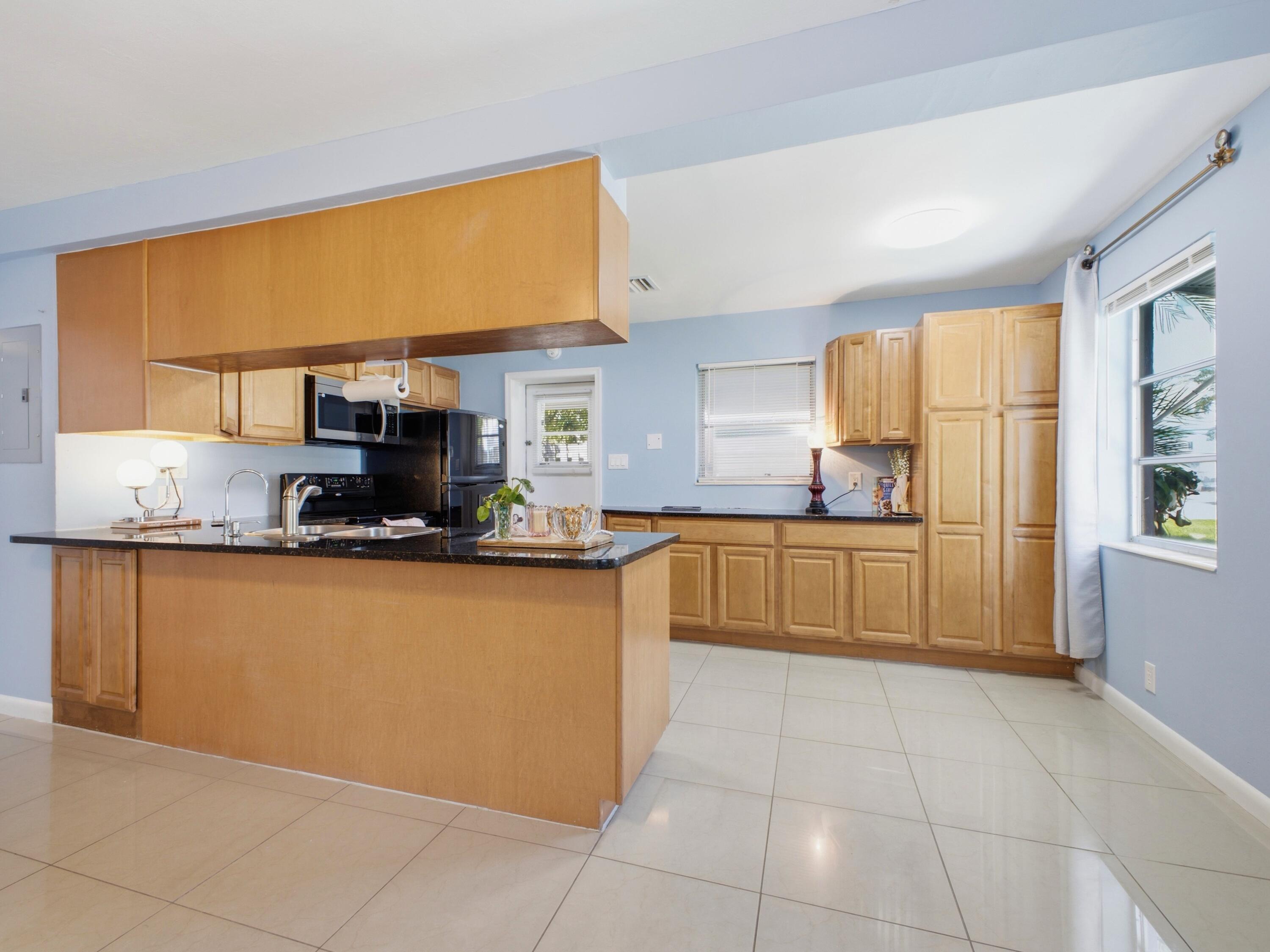 370 ORANGE Way, West Palm Beach, FL 33405, West Palm Beach - Photo 2