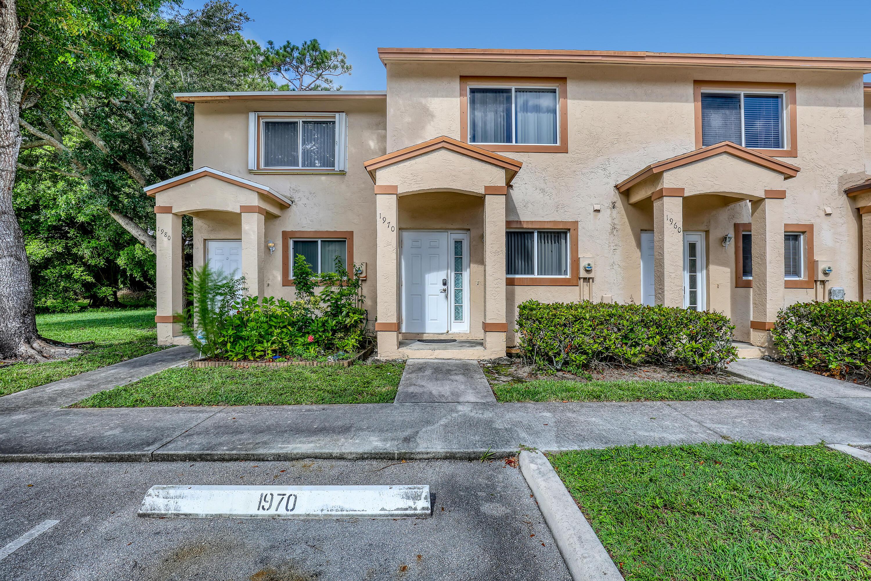 1970 LAKEVIEW Drive W, Royal Palm Beach, FL 33411, Royal Palm Beach - Photo 3