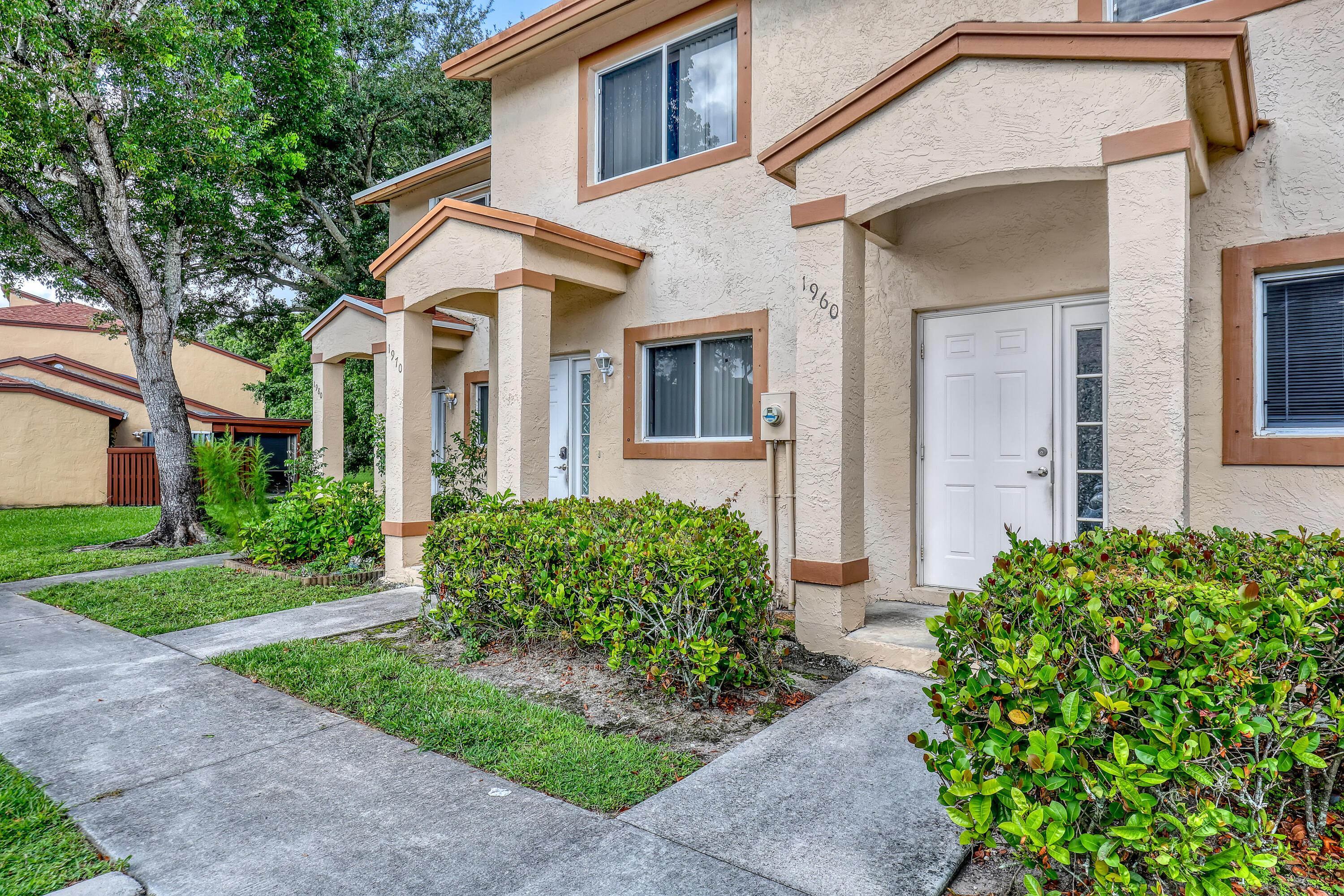 1970 LAKEVIEW Drive W, Royal Palm Beach, FL 33411, Royal Palm Beach - Photo 4