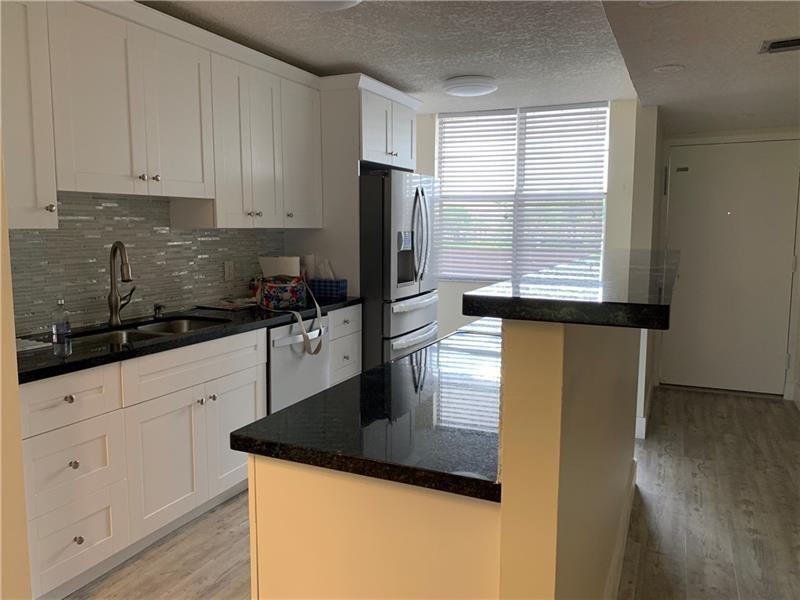 250 JACARANDA Drive 203, Plantation, FL 33324, Plantation - Photo 4