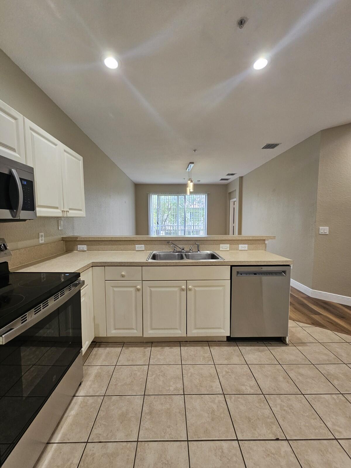 1967 FREEPORT Drive, Riviera Beach, FL 33404, Riviera Beach - Photo 4