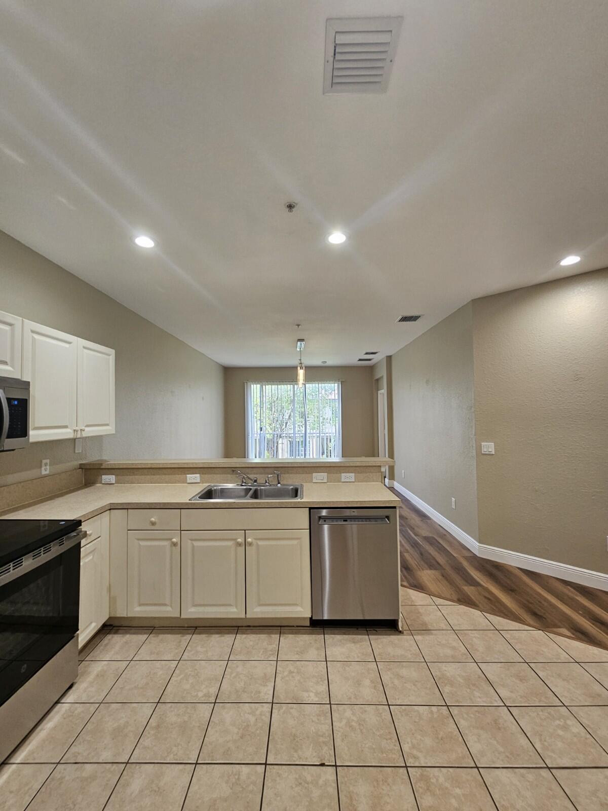 1967 FREEPORT Drive, Riviera Beach, FL 33404, Riviera Beach - Photo 5