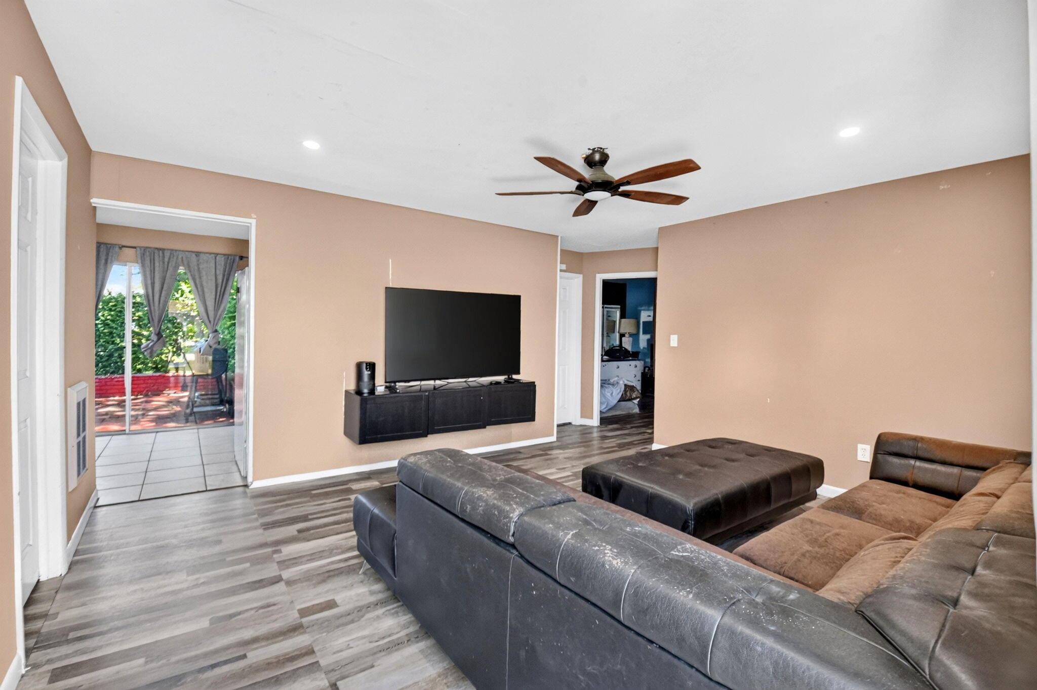 1572 Woodland Avenue, West Palm Beach, FL 33415, West Palm Beach - Photo 4