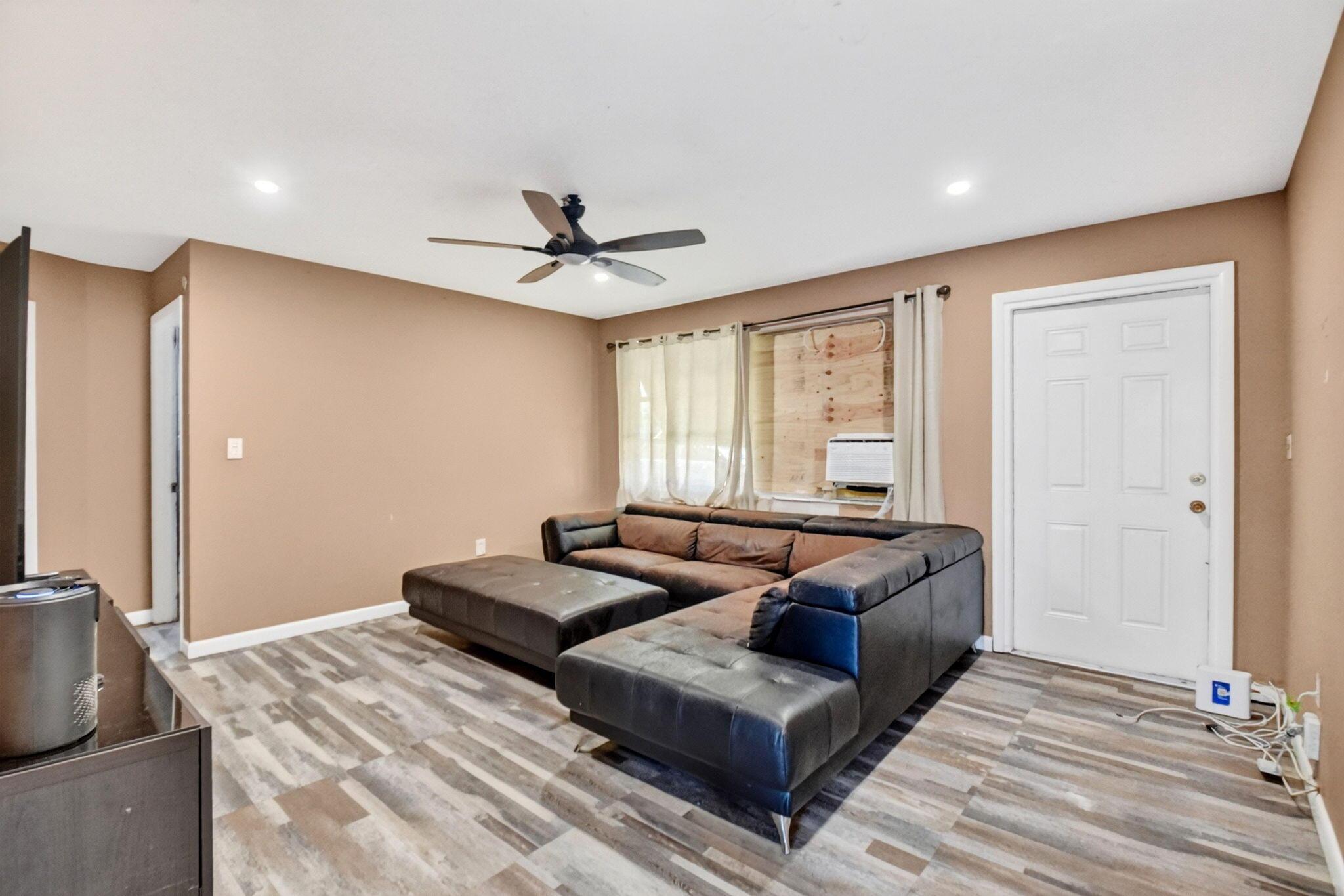 1572 Woodland Avenue, West Palm Beach, FL 33415, West Palm Beach - Photo 5